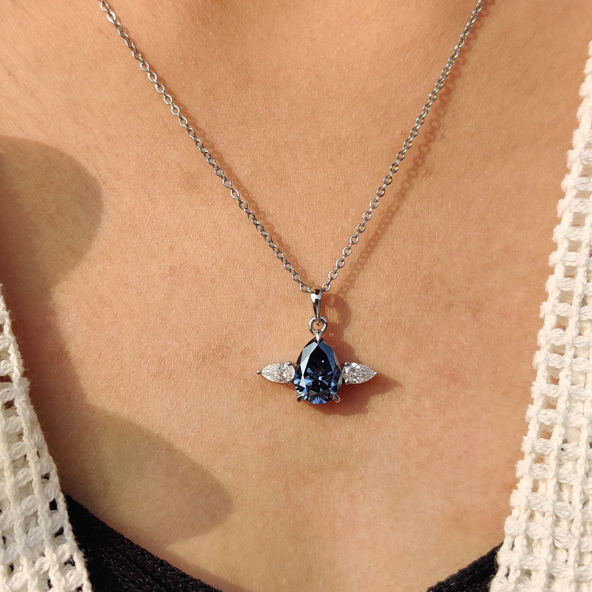 Three Stone Pendant With Royal Dark Blue Pear Moissanite Image secondaire du produit