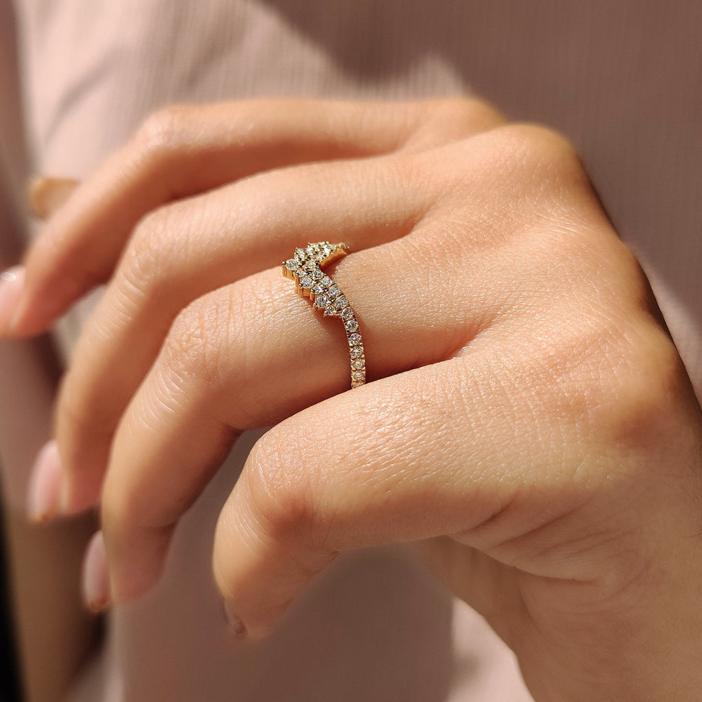 Round Cut Curved Diamond Wedding Band