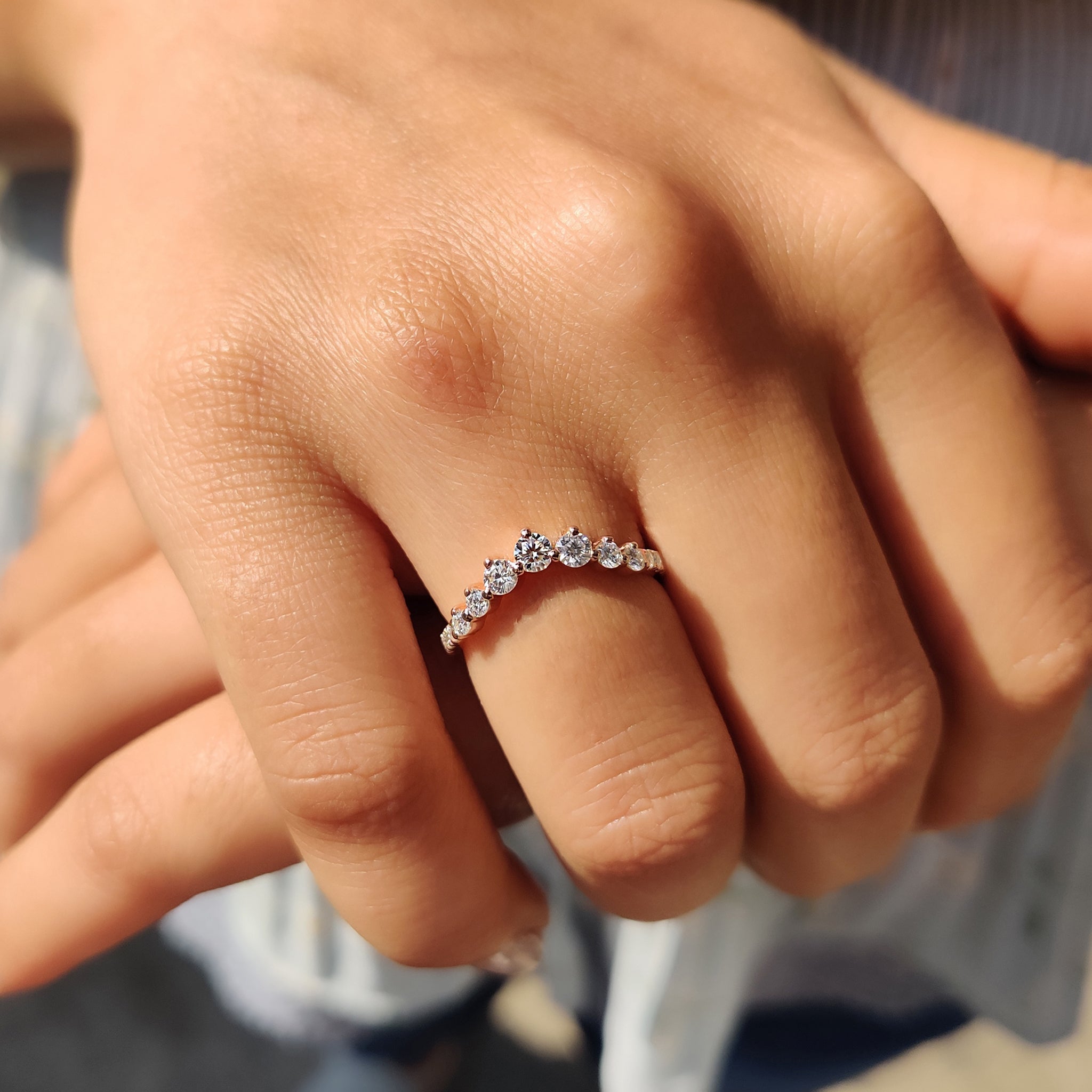 Curvy Wedding Band With Round Cut Moissanite Imagen secundaria del producto