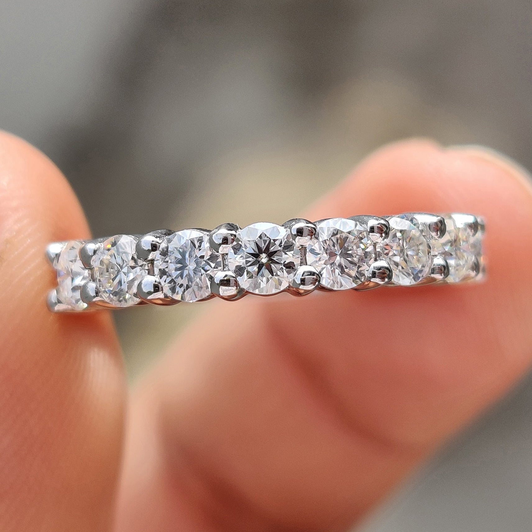 Round Cut White Gold Band With Shared Prong Hauptbild