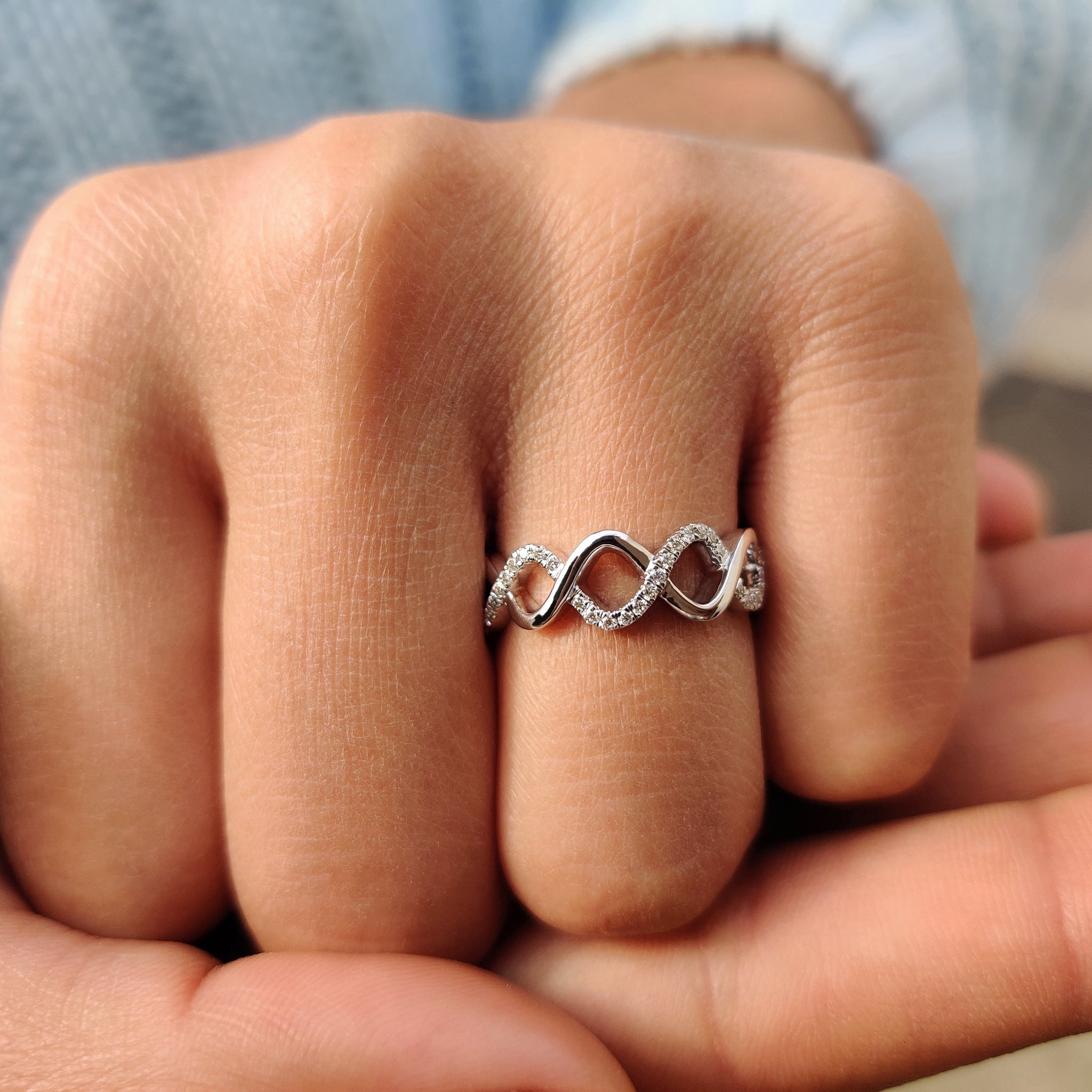 Twisted Wedding Band With Round Cut Moissanite