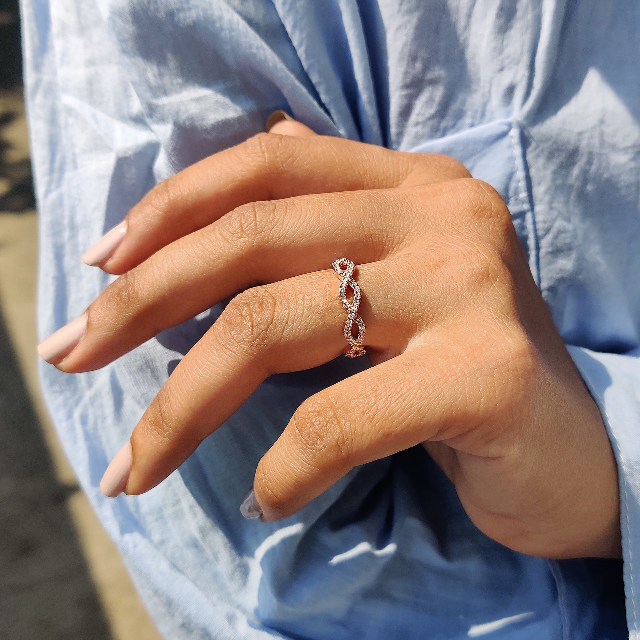 Round Cut Twisted Diamond Wedding Band Hauptbild