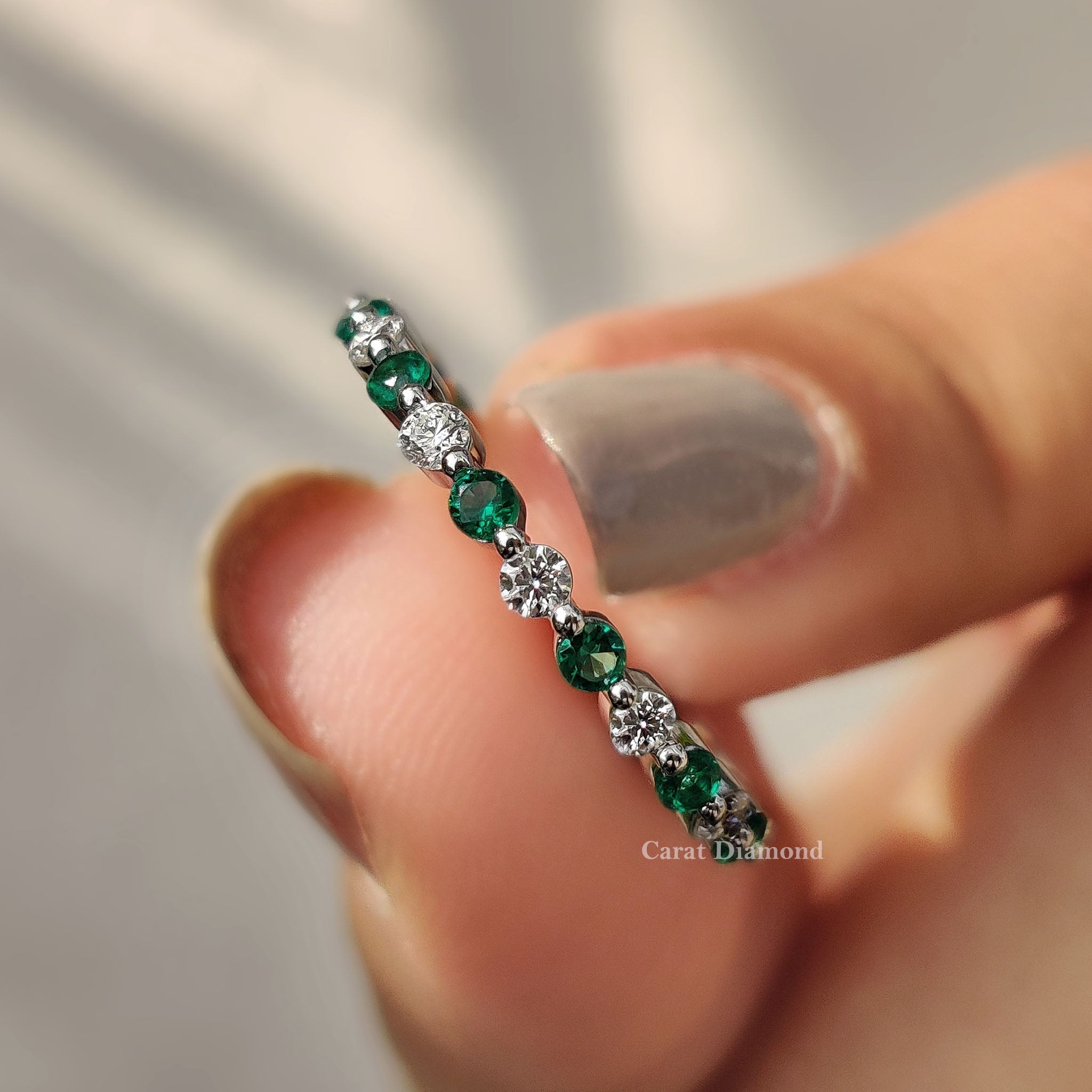 Green Emerald and Diamond Wedding Band Imagen principal del producto