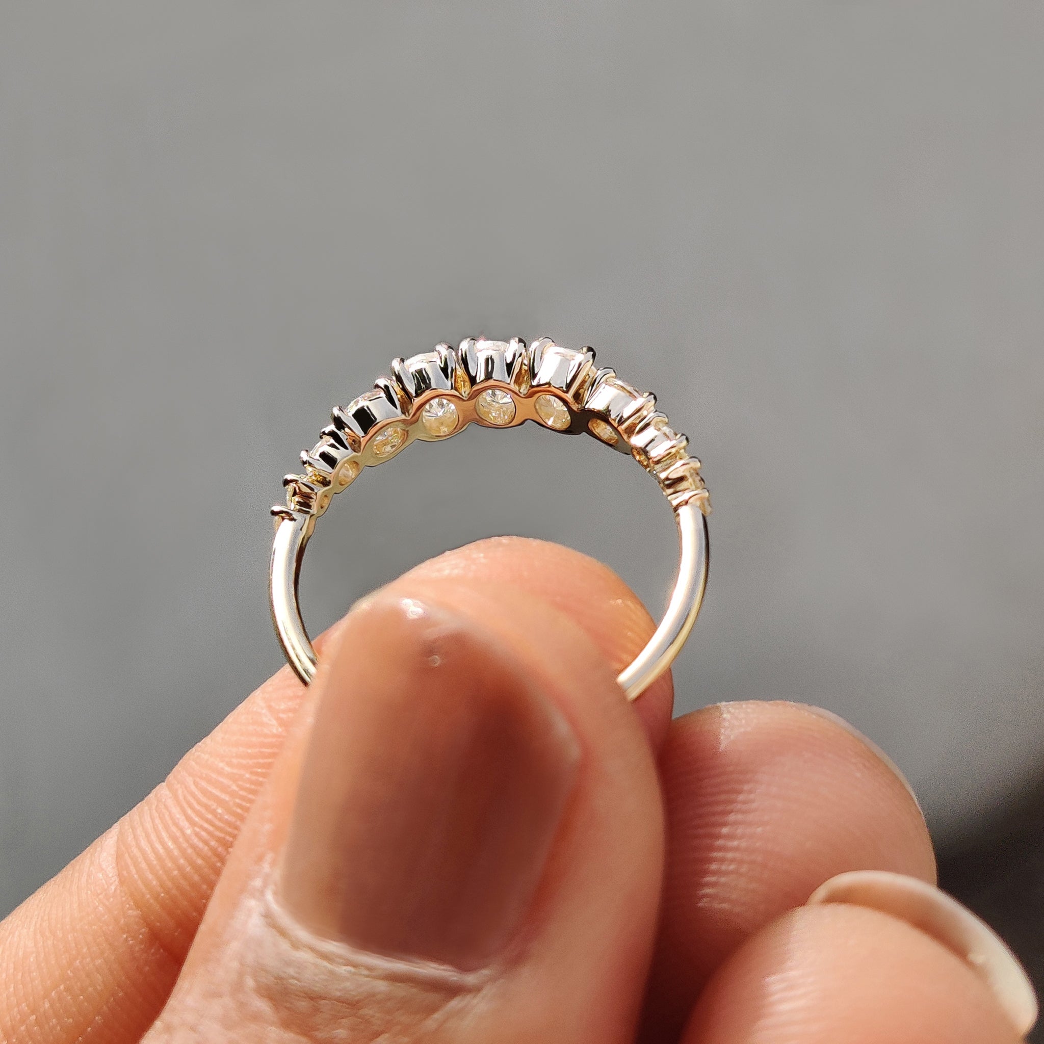 Half Eternity Oval Cut Diamond Band Imagen secundaria del producto