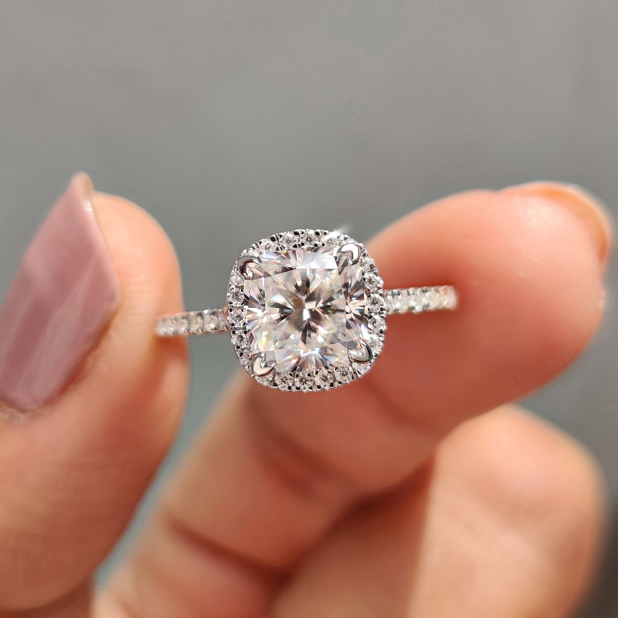 Cushion Cut Engagement Ring With Cathedral Setting Imagen principal del producto