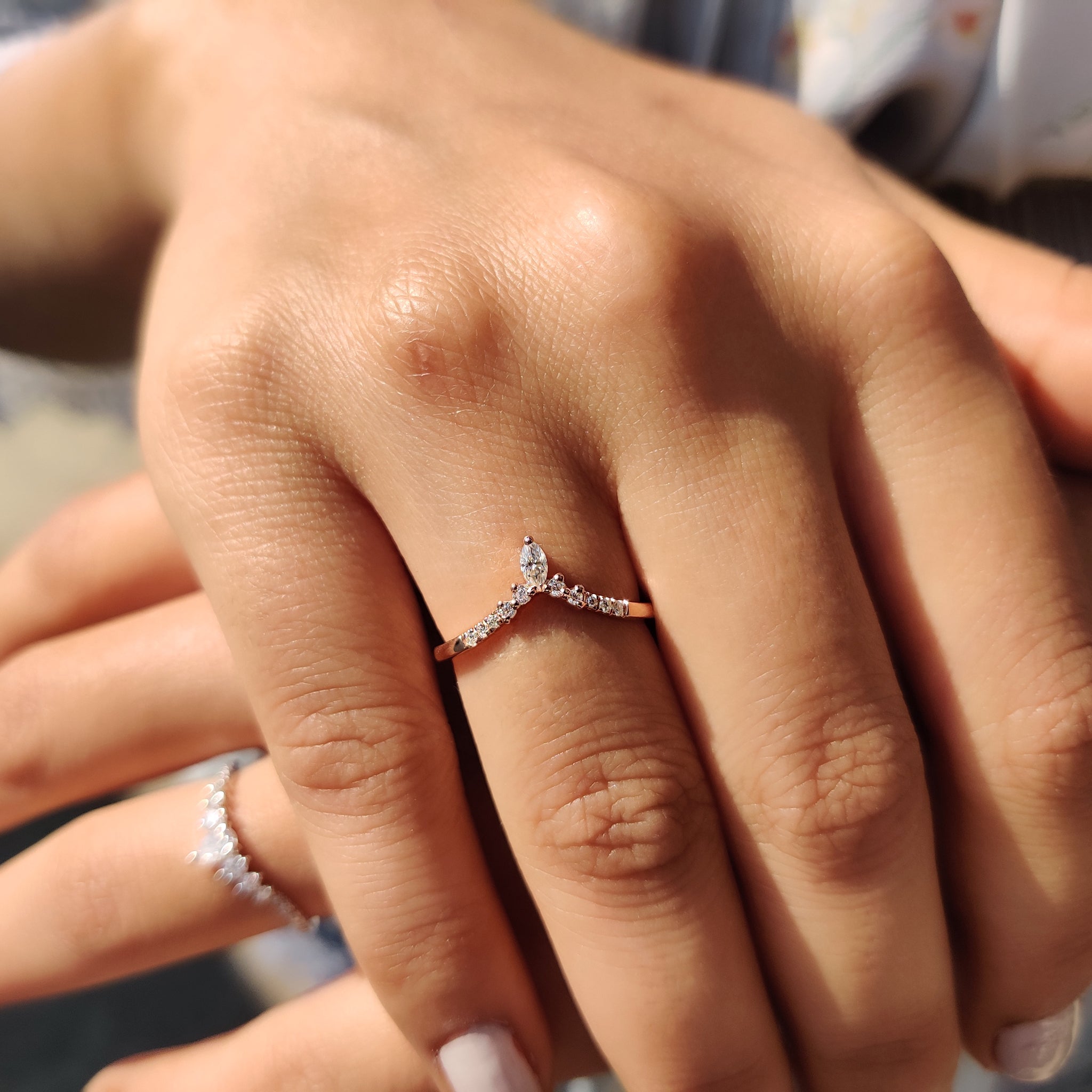 Chevron Wedding Band In Marquise Cut Moissanite Imagen principal del producto