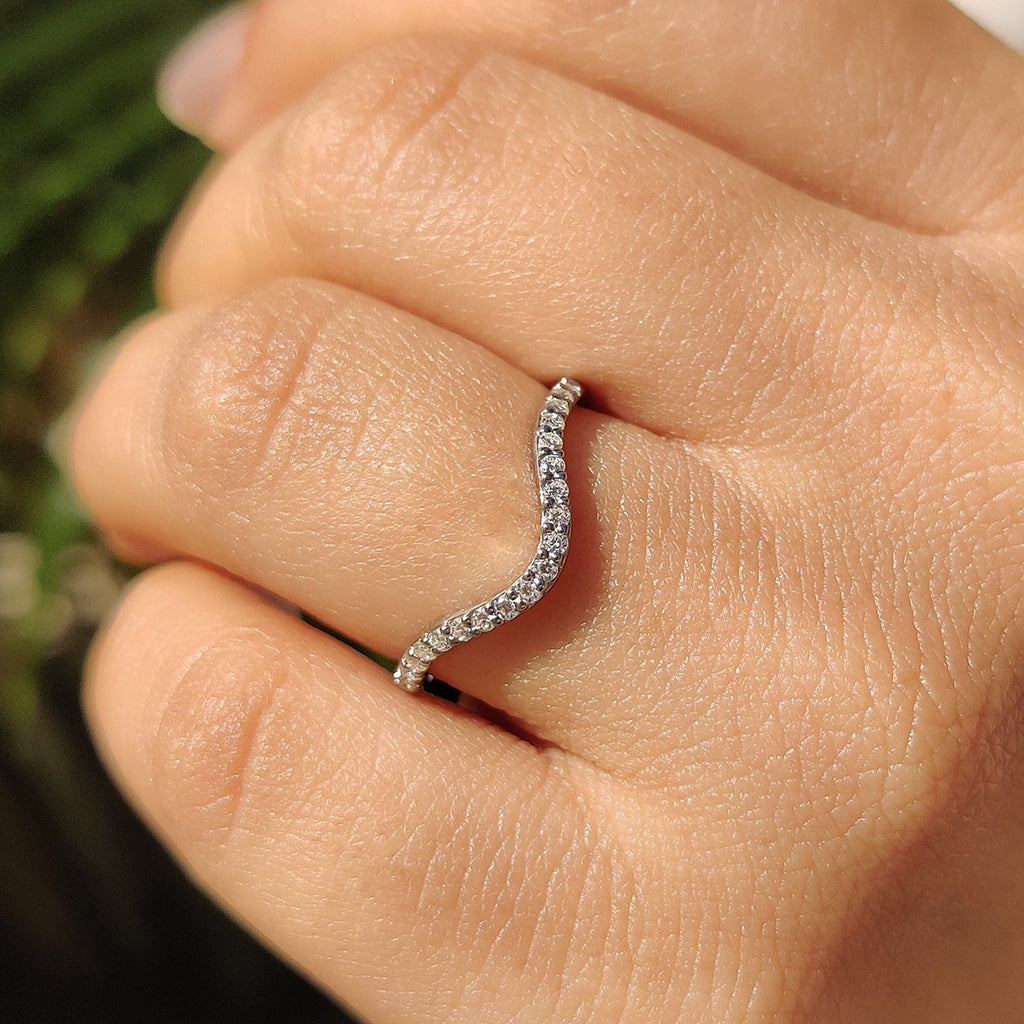 Curved Wedding Band Gold With Round Cut