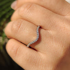Curved Wedding Band Gold With Round Cut