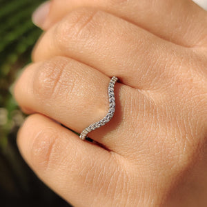 Curved Wedding Band Gold With Round Cut