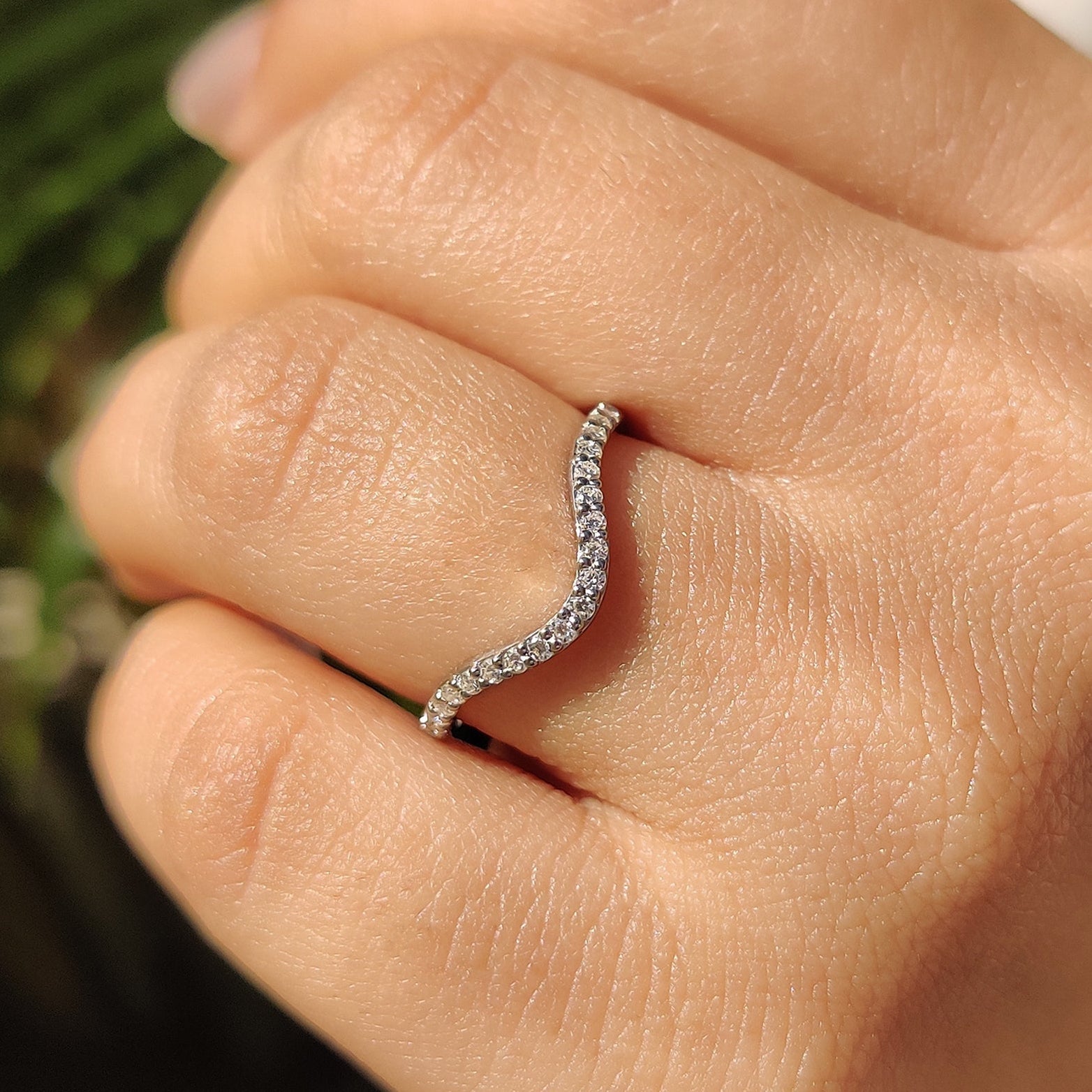 Curved Wedding Band Gold With Round Cut
