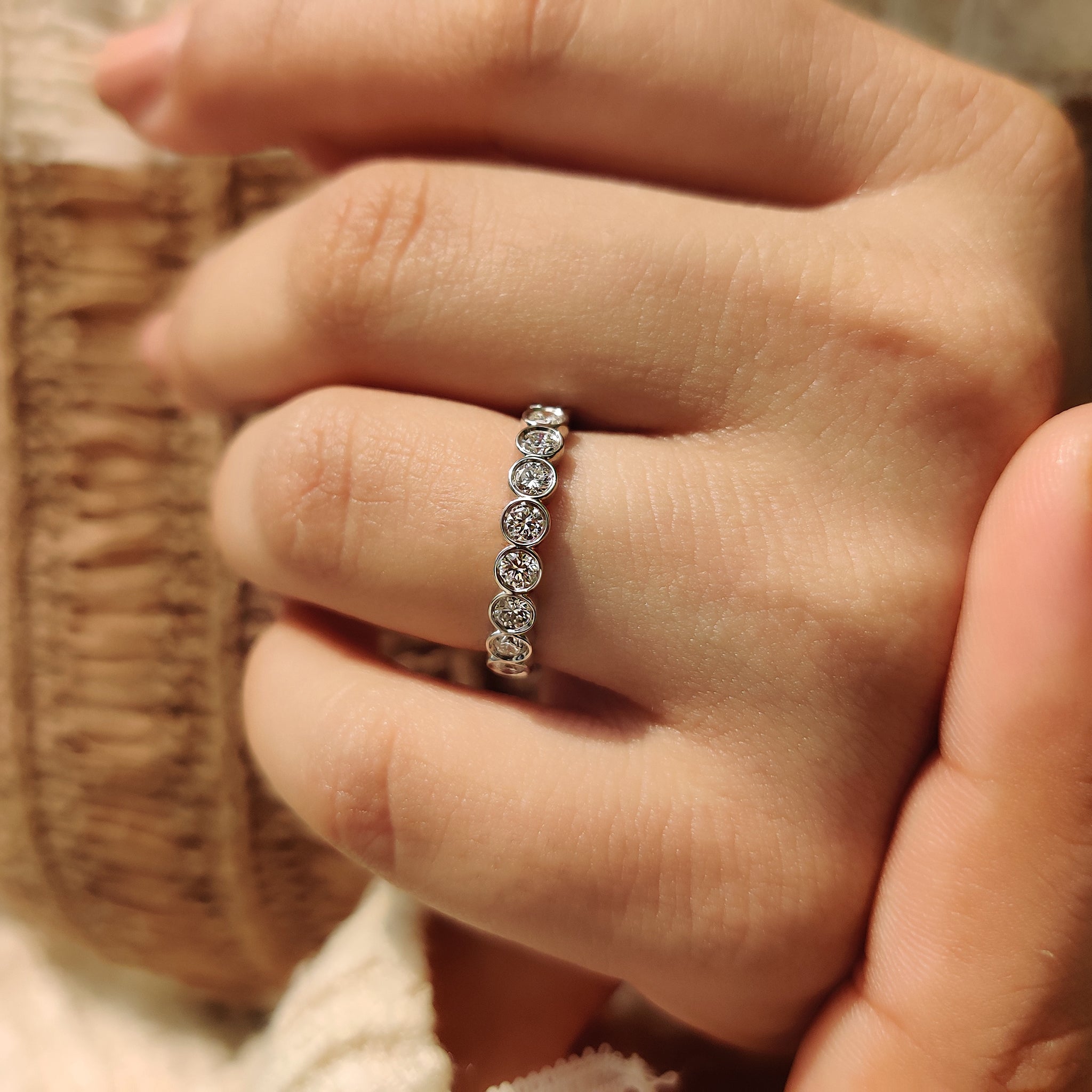 Bezel Set Wedding Band In Round Cut Diamond Imagen secundaria del producto