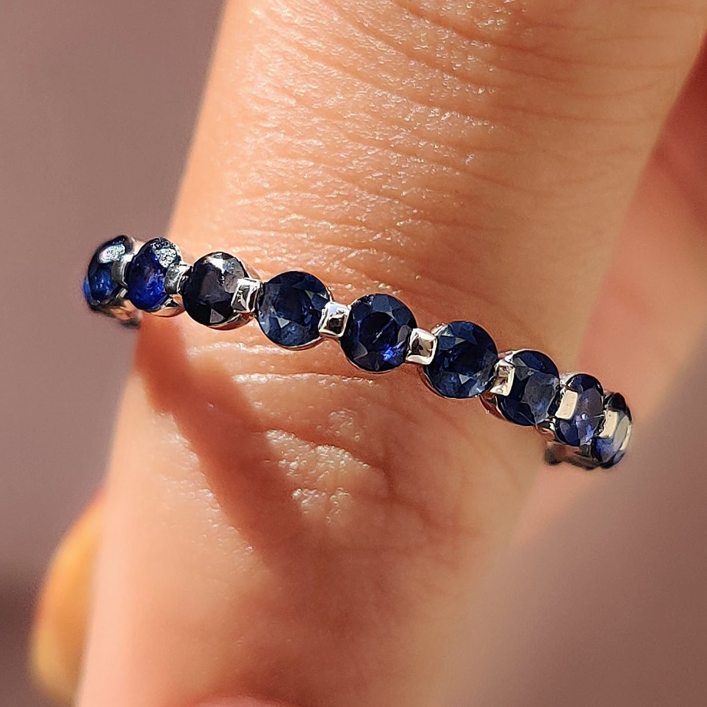 Round Cut Blue Sapphire Wedding Band Image principale du produit