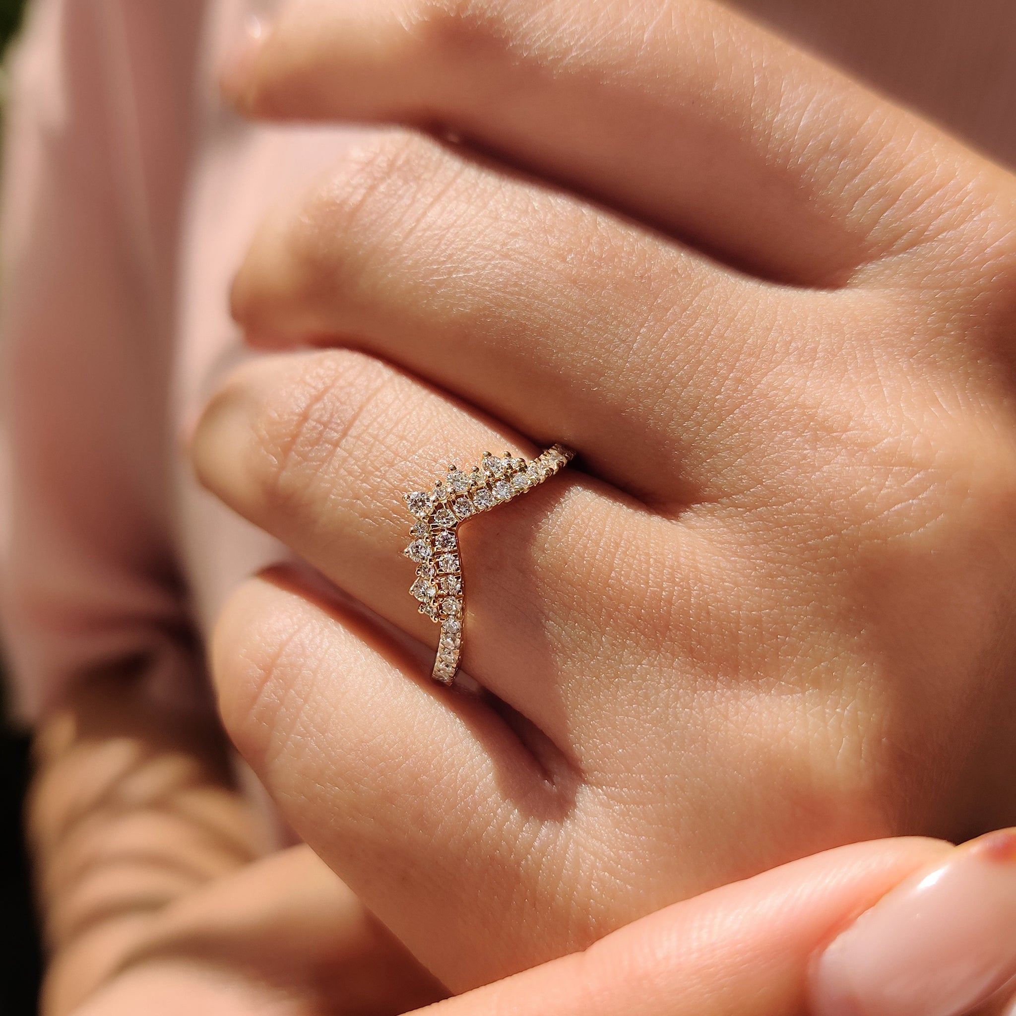 Round Cut Curved Diamond Wedding Band