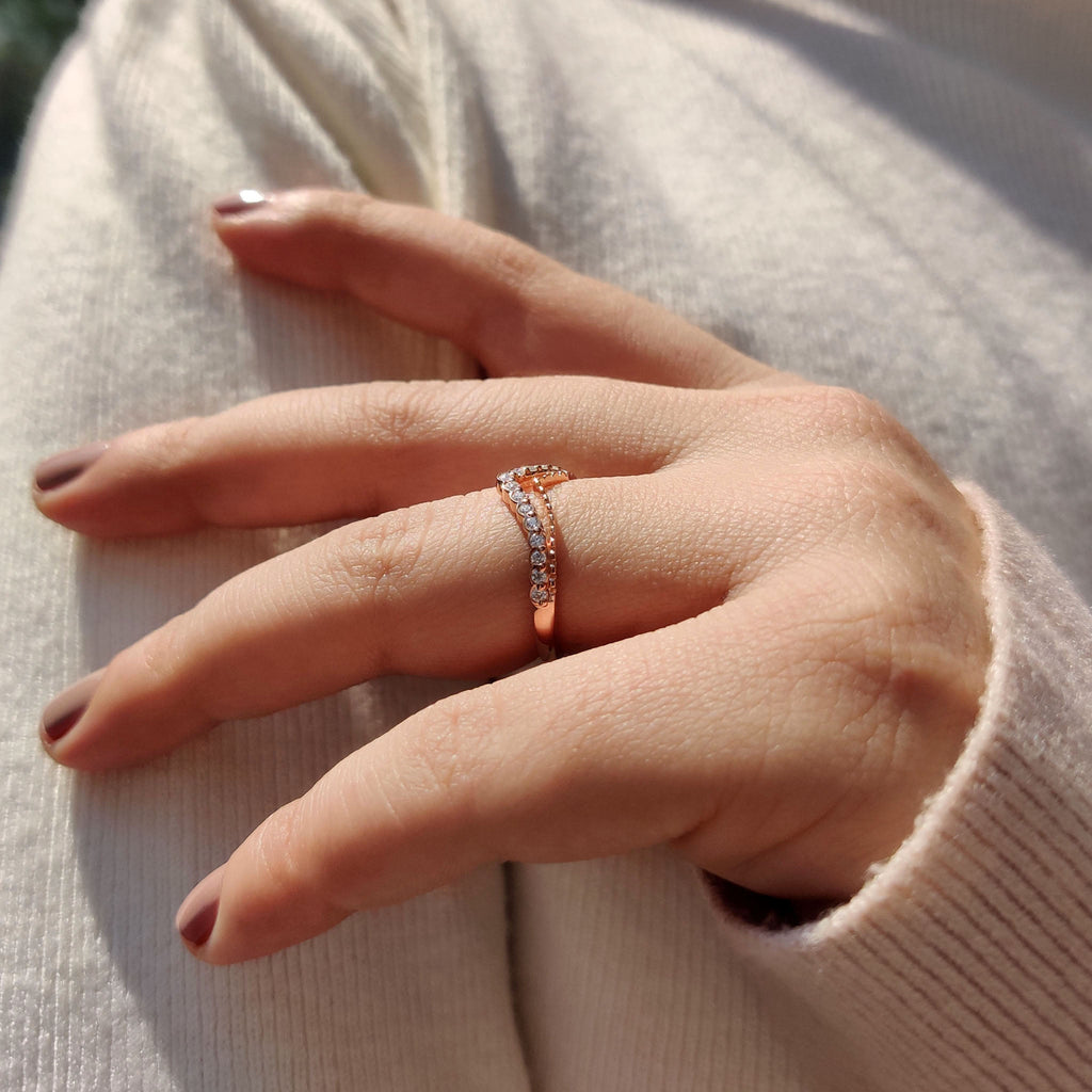 Curvy Wedding Band In Round Moissanite Stone