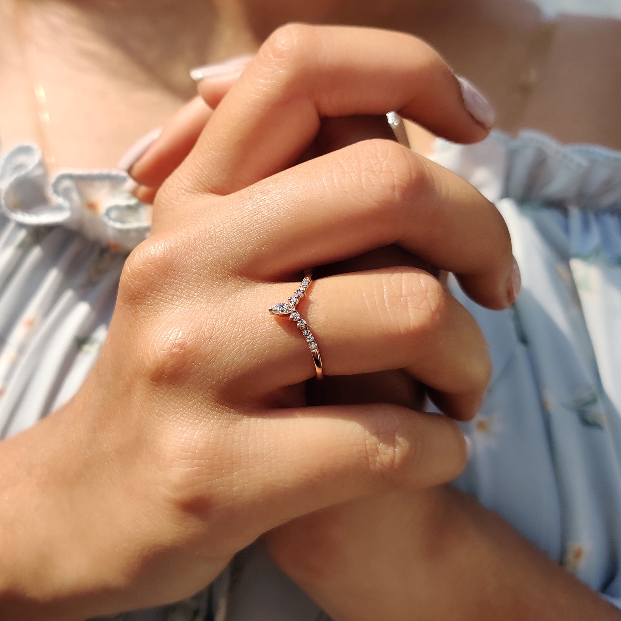 Chevron Wedding Band In Marquise Cut Moissanite Imagen secundaria del producto
