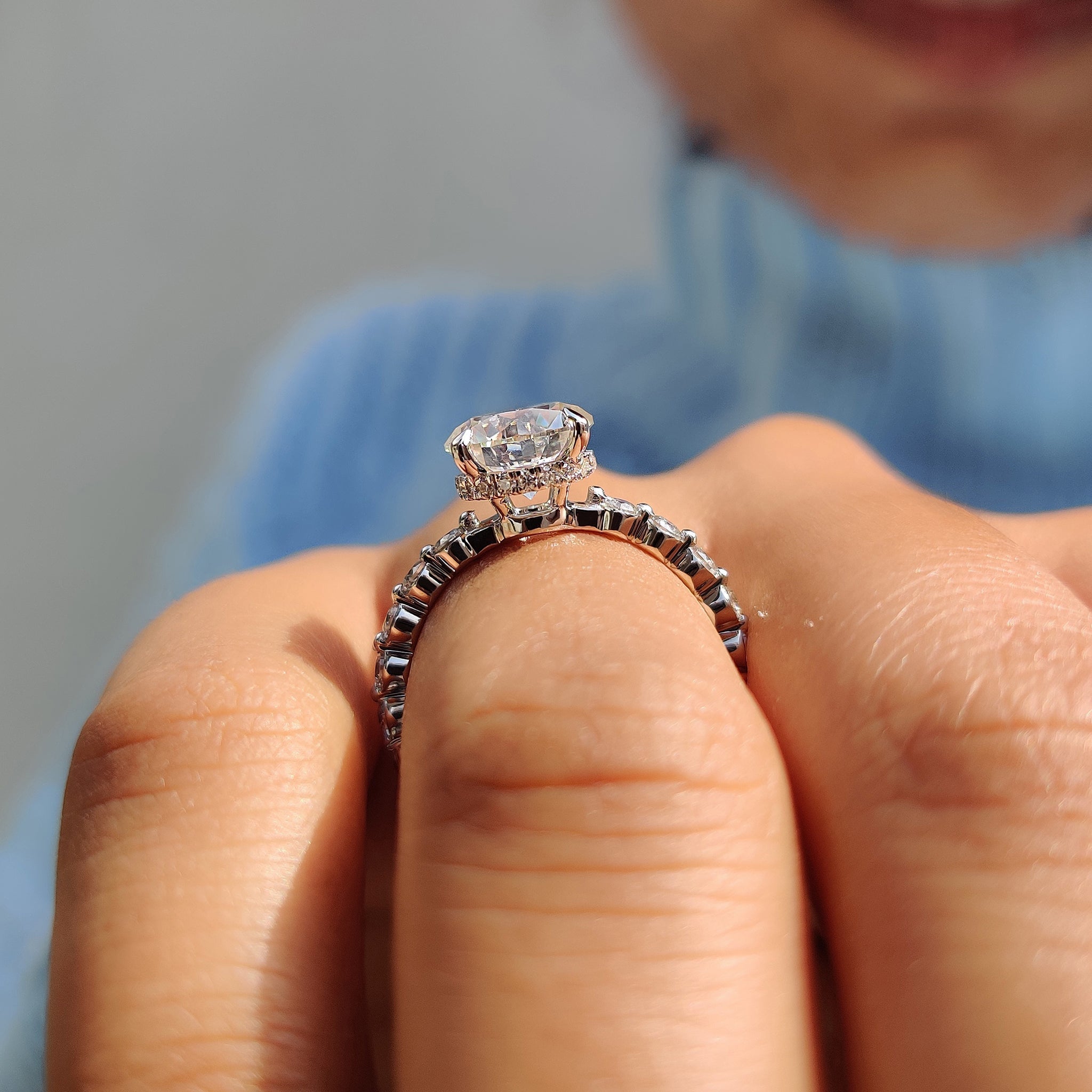 Floating Bubble Prong Round Cut Engagement Ring