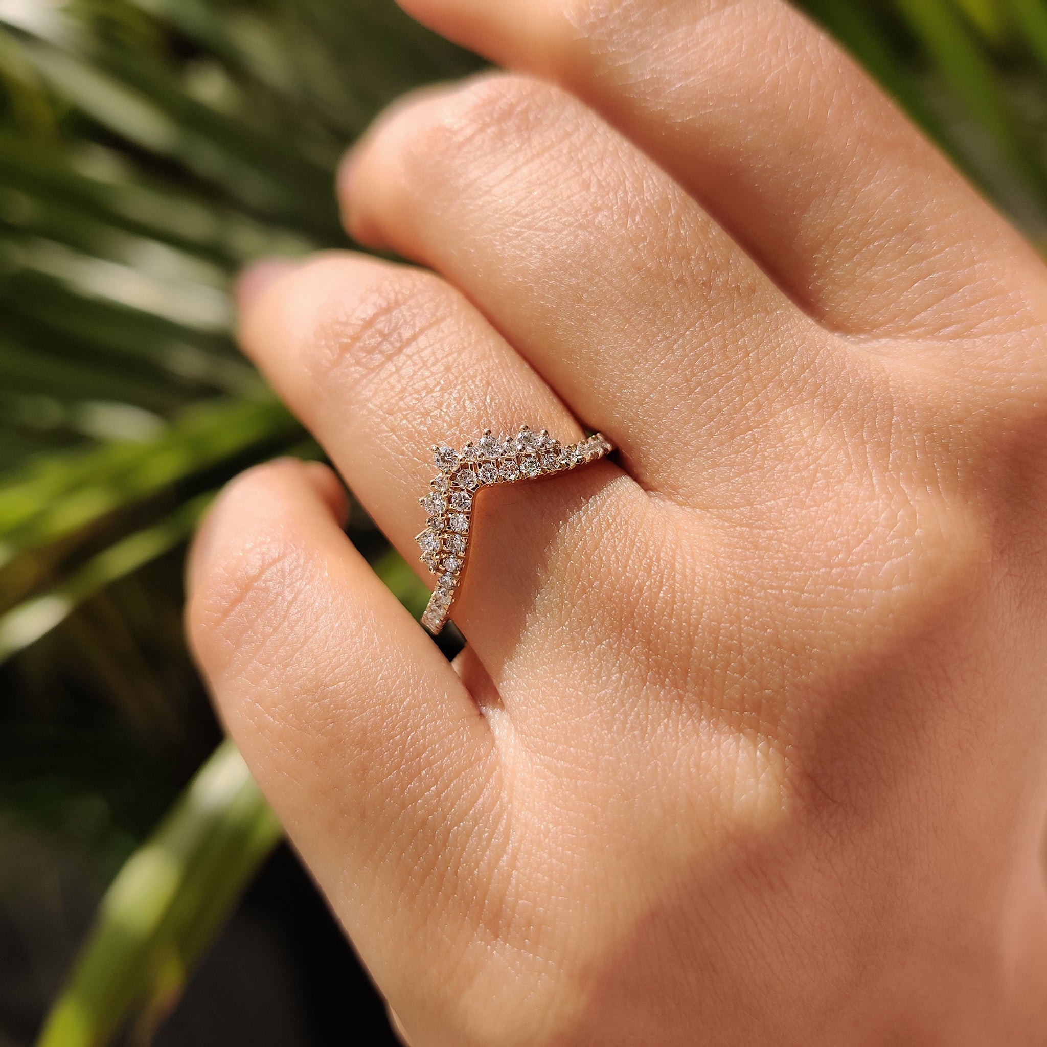 Round Cut Curved Diamond Wedding Band