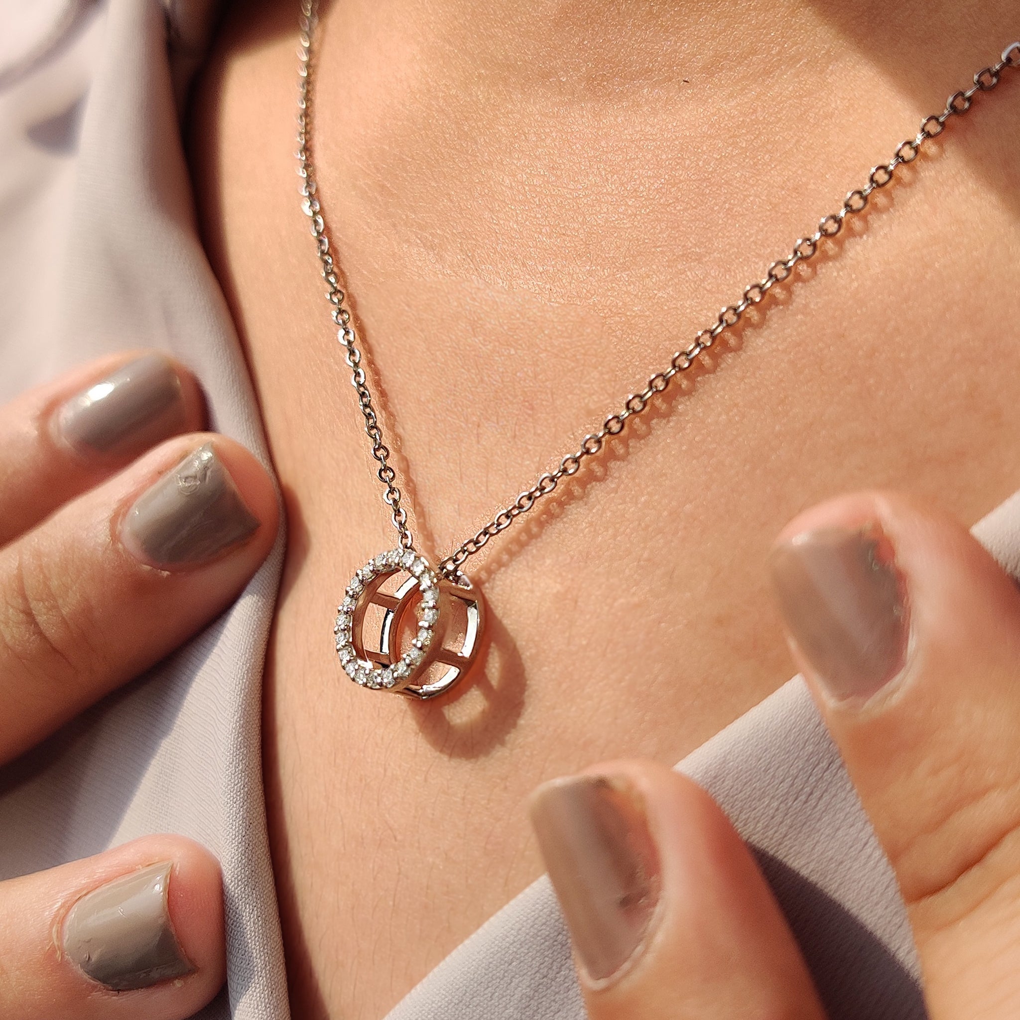 Round Diamond Pendant – White Gold Design