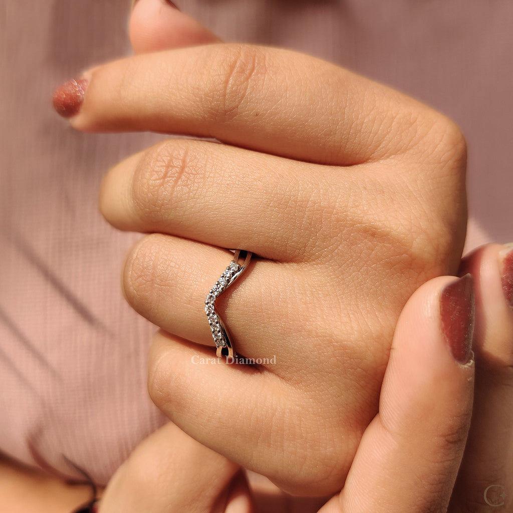 Curved Wedding Band With Round Cut Diamond
