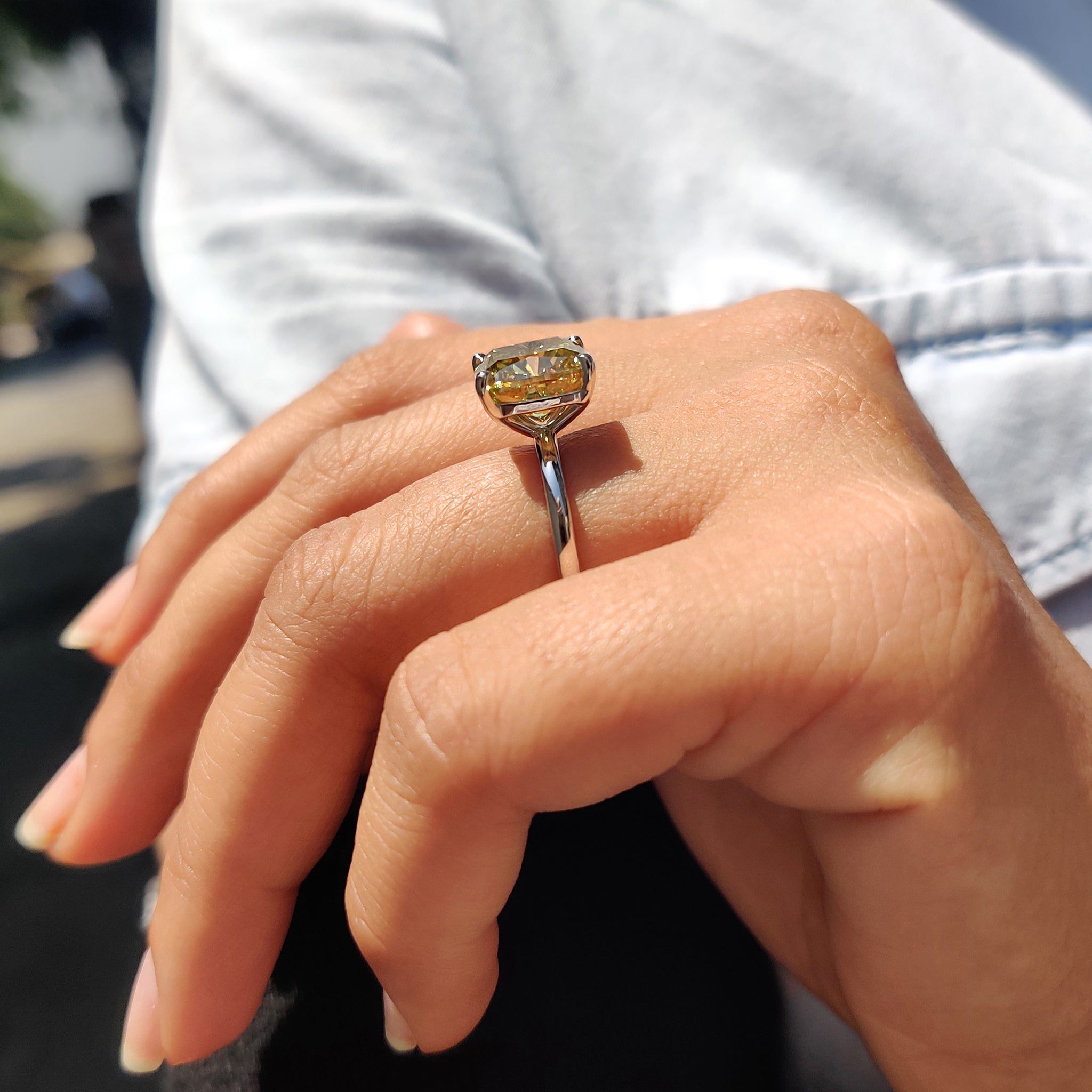 Canary Yellow Cushion Cut Solitaire Ring In Round Prong Setting Imagen secundaria del producto