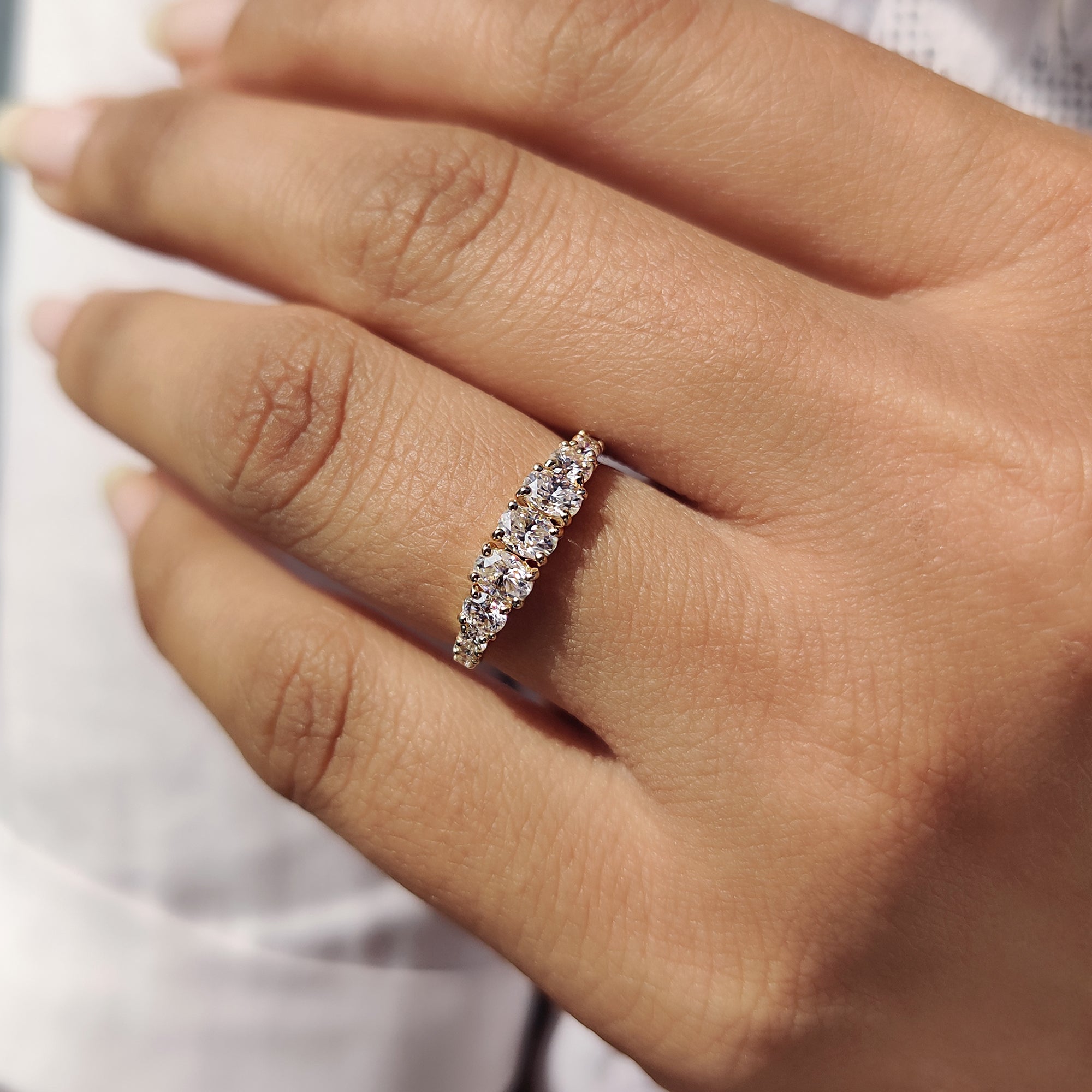 Half Eternity Oval Cut Wedding Band Imagen secundaria del producto