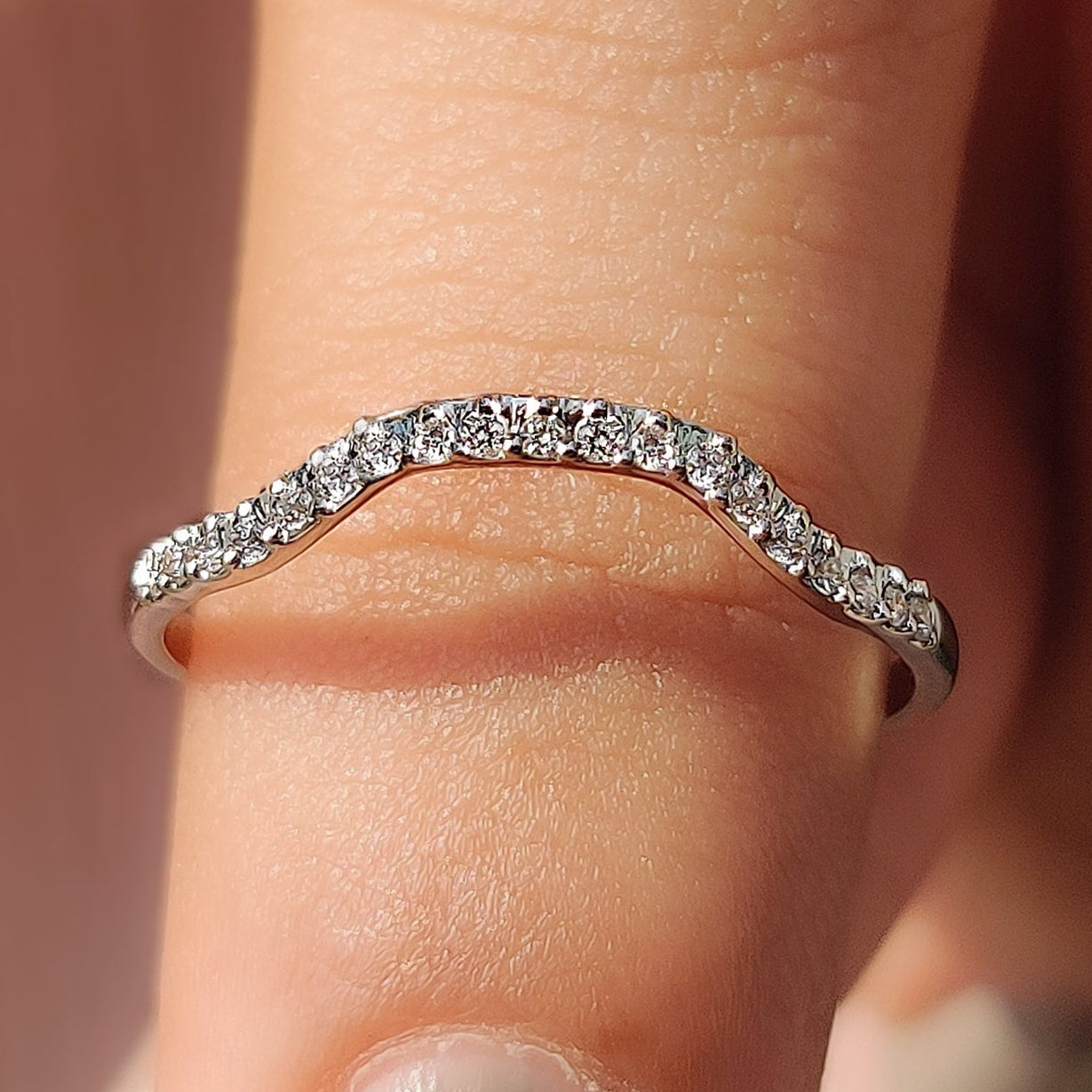 Curved Diamond Wedding Band With Round Cut Imagen principal del producto