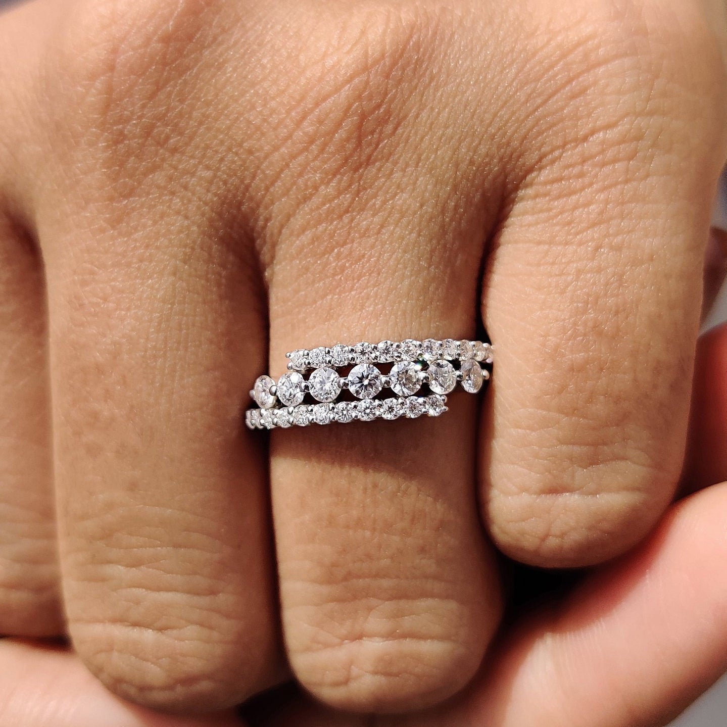 3 Row Pave Diamond Band With Bypass Setting Immagine principale del prodotto