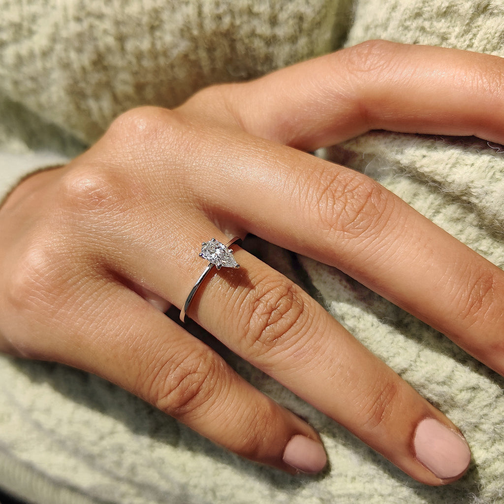 Pear Shaped Diamond Ring - Solitaire white Gold