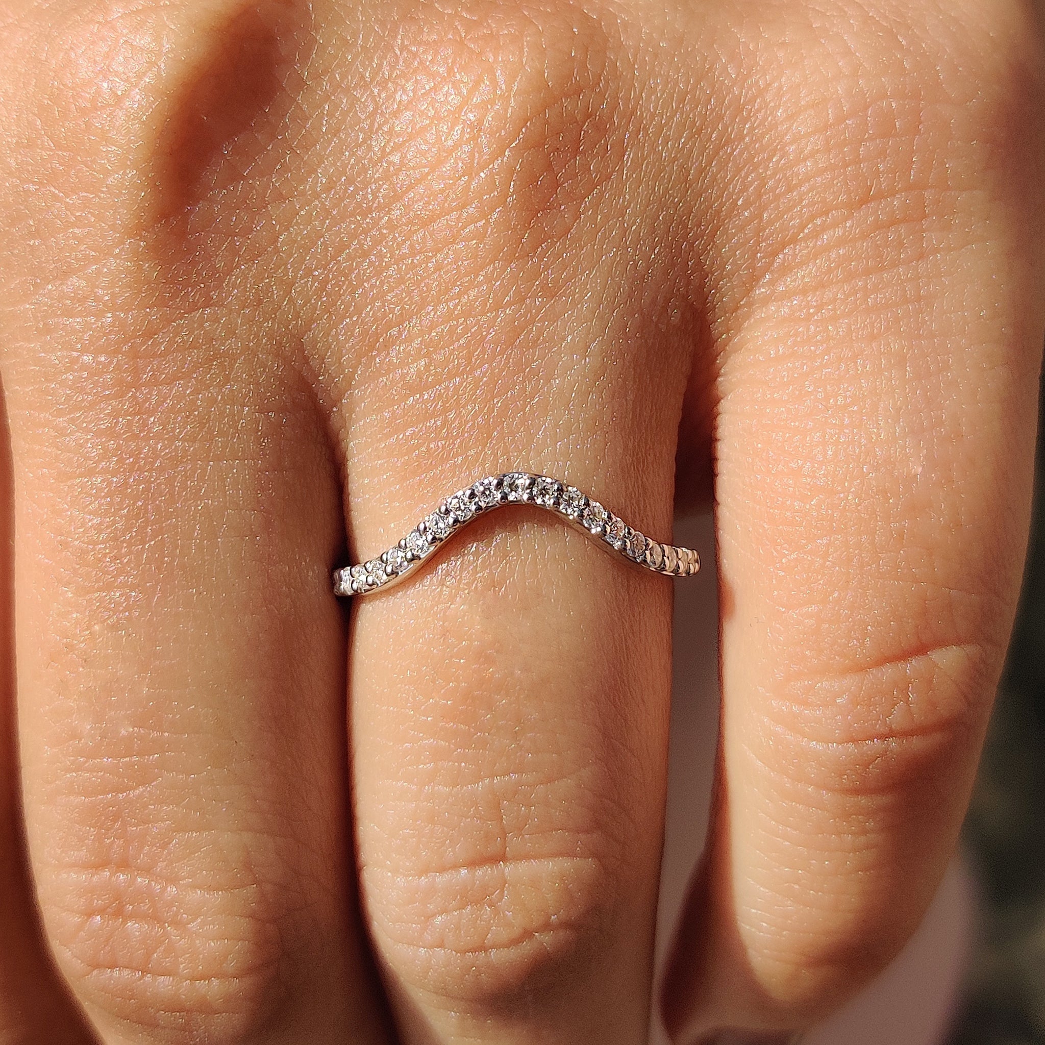 Curved Wedding Band – Round Diamond Half Eternity Imagen principal del producto