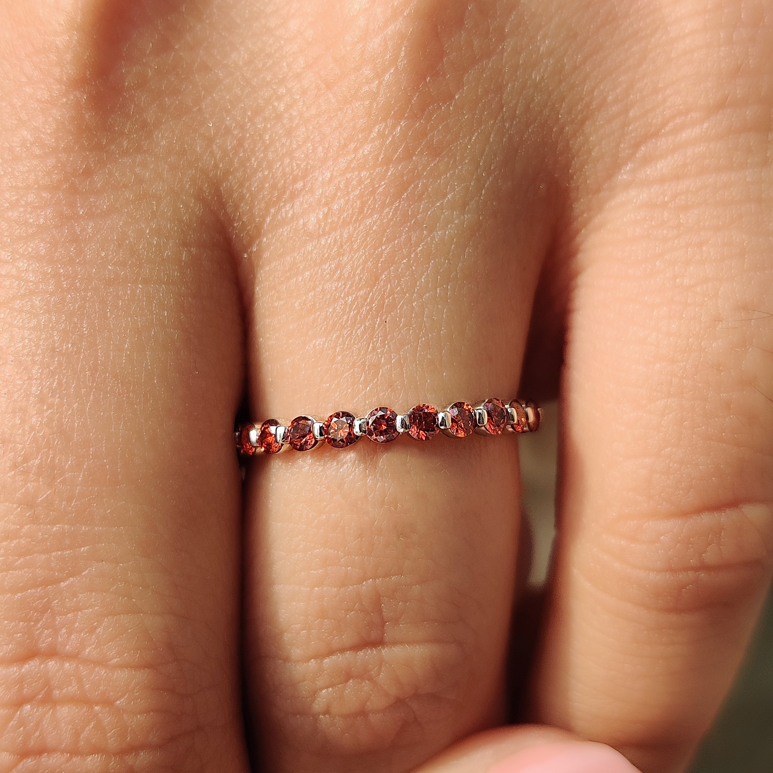 Red Diamond Wedding Band In Eternity Style Image principale du produit