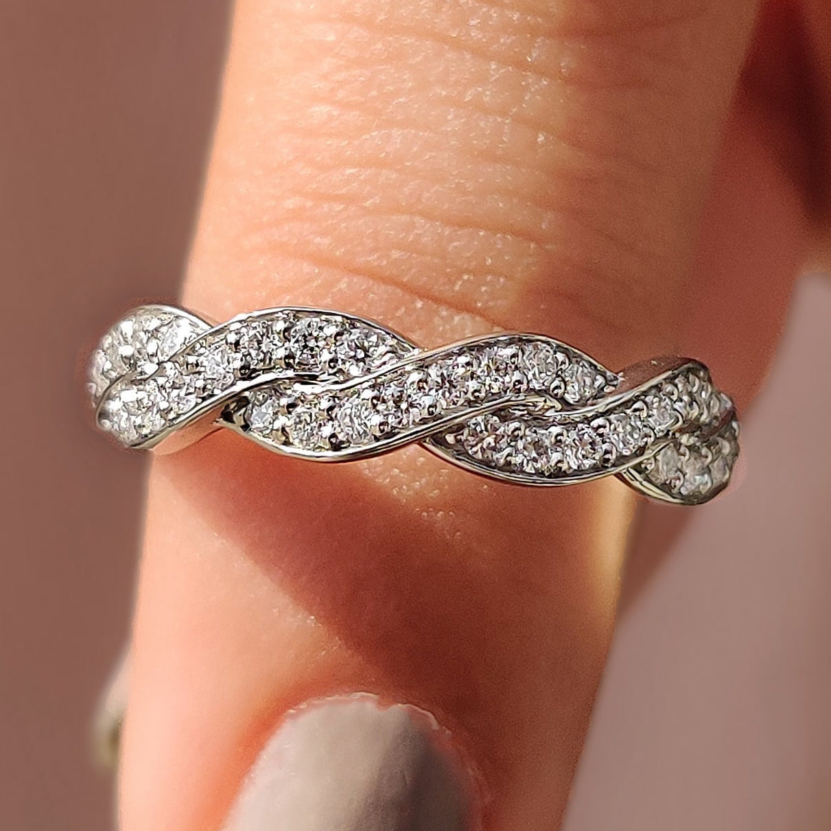 Twisted Diamond Band With Round Cut