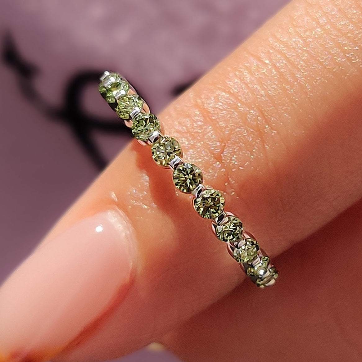 Eternity Round Cut Green Diamond Band Imagen principal del producto