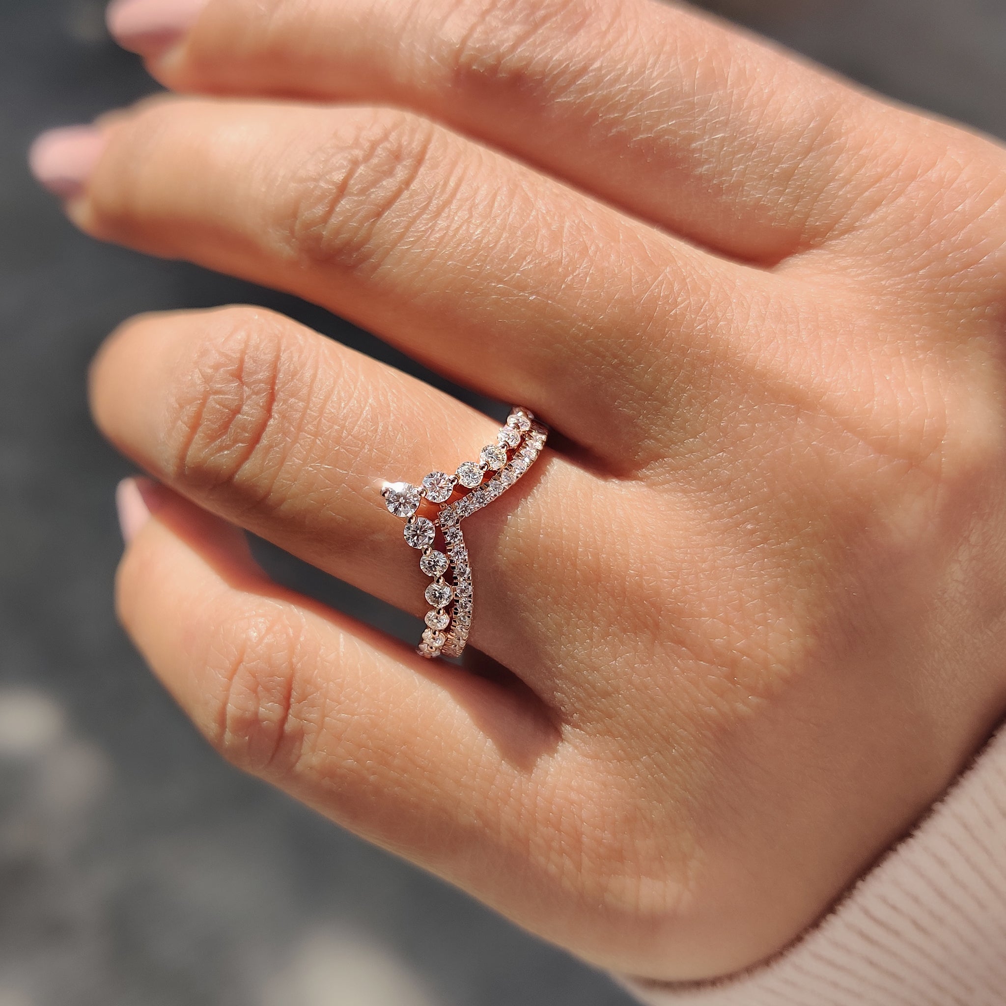 Round Cut Stackable Wedding Band In Double Row Chevron Style Zweitbild