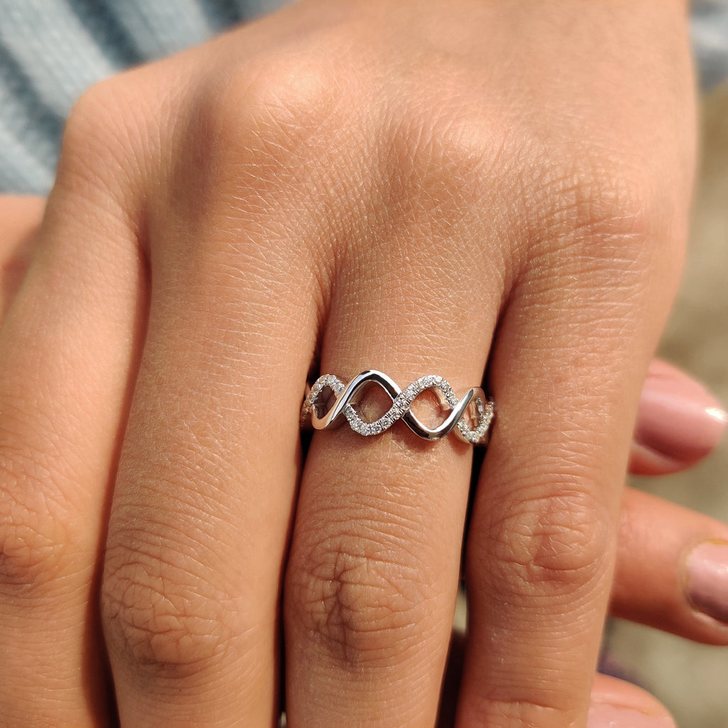 Twisted Wedding Band With Round Cut Moissanite