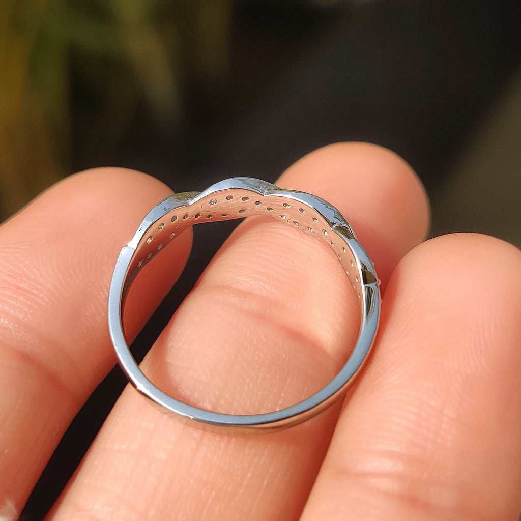 Twisted Diamond Band With Round Cut