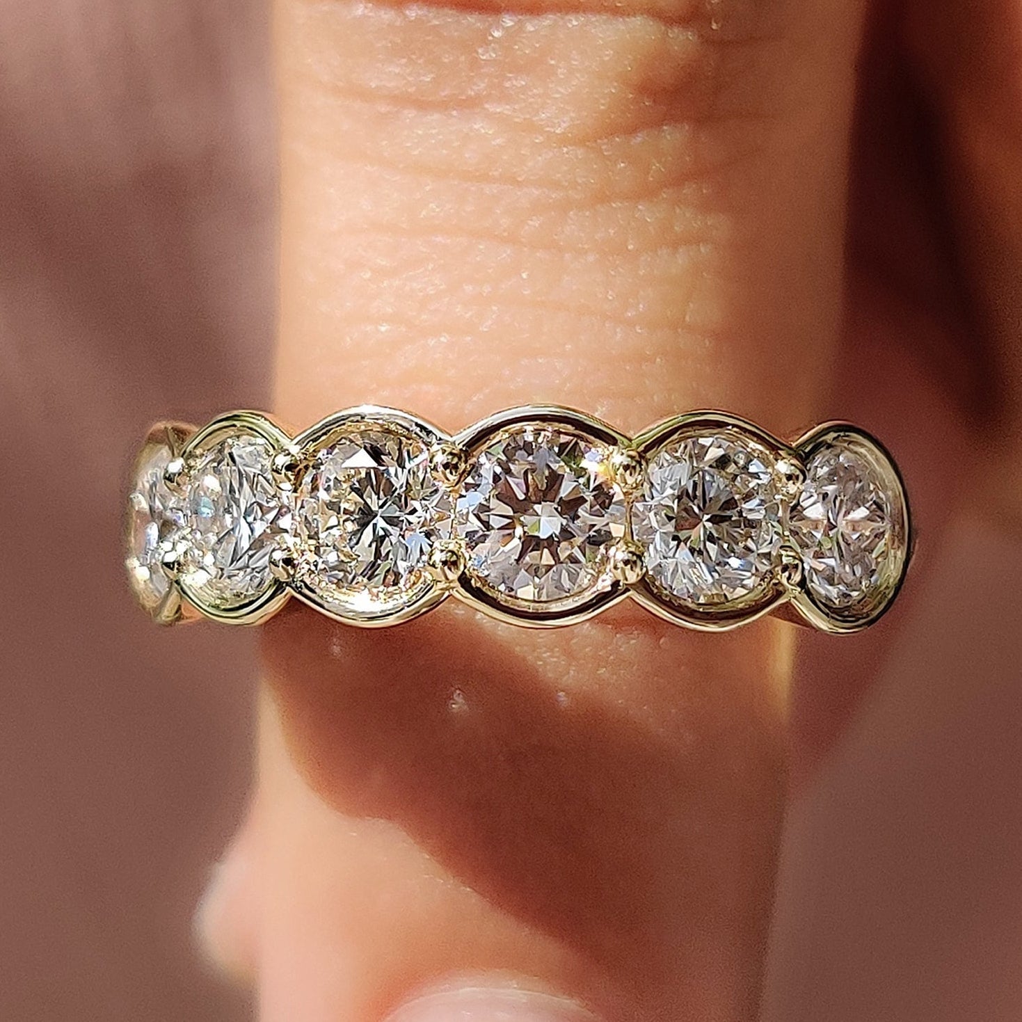 Round Diamond Wedding Band In Half Bezel Setting Hauptbild