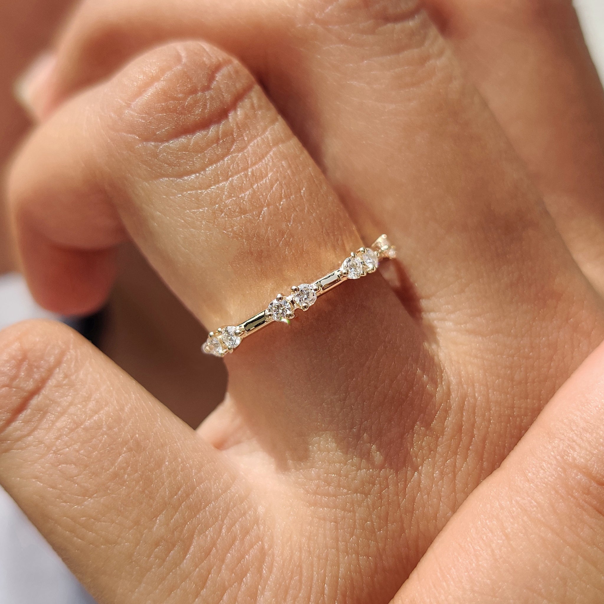Round Cut Distance Pave Yellow Gold Diamond Band Image principale du produit