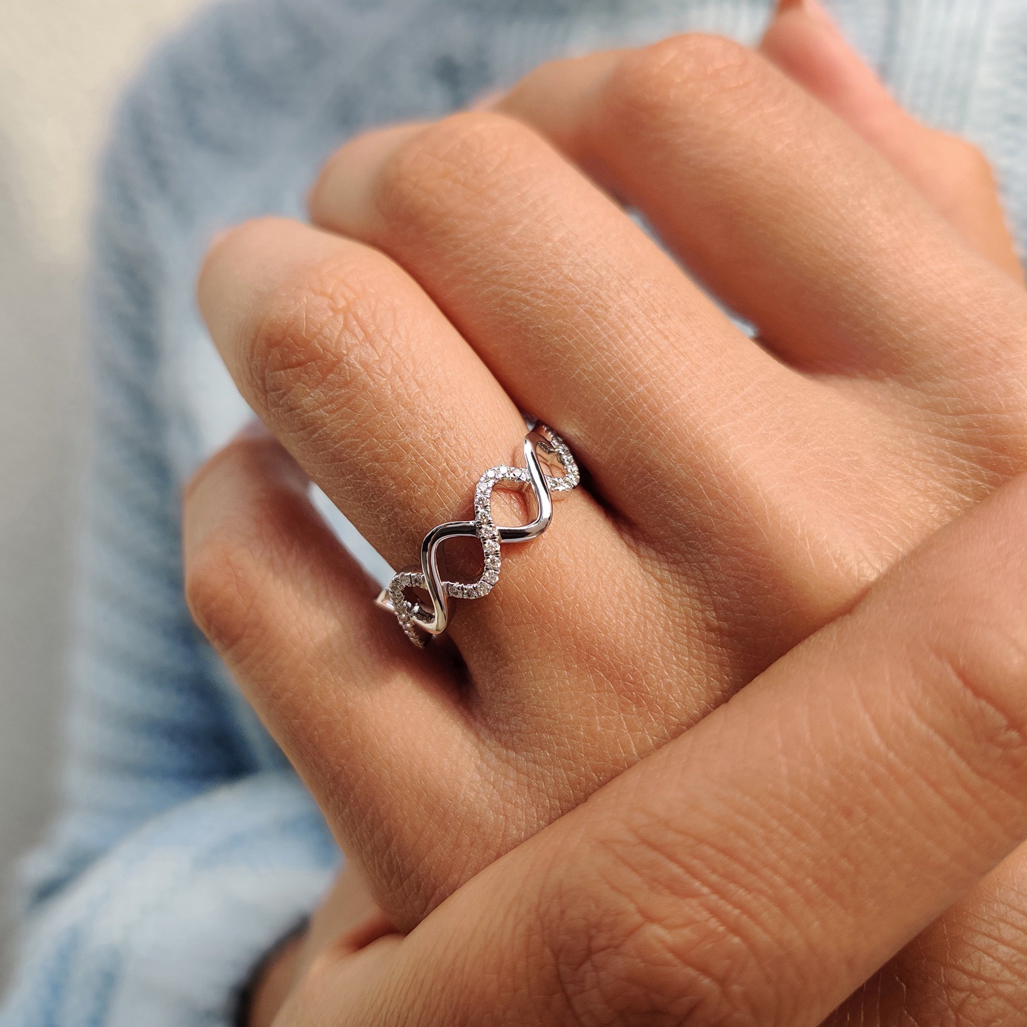 Twisted Wedding Band With Round Cut Moissanite