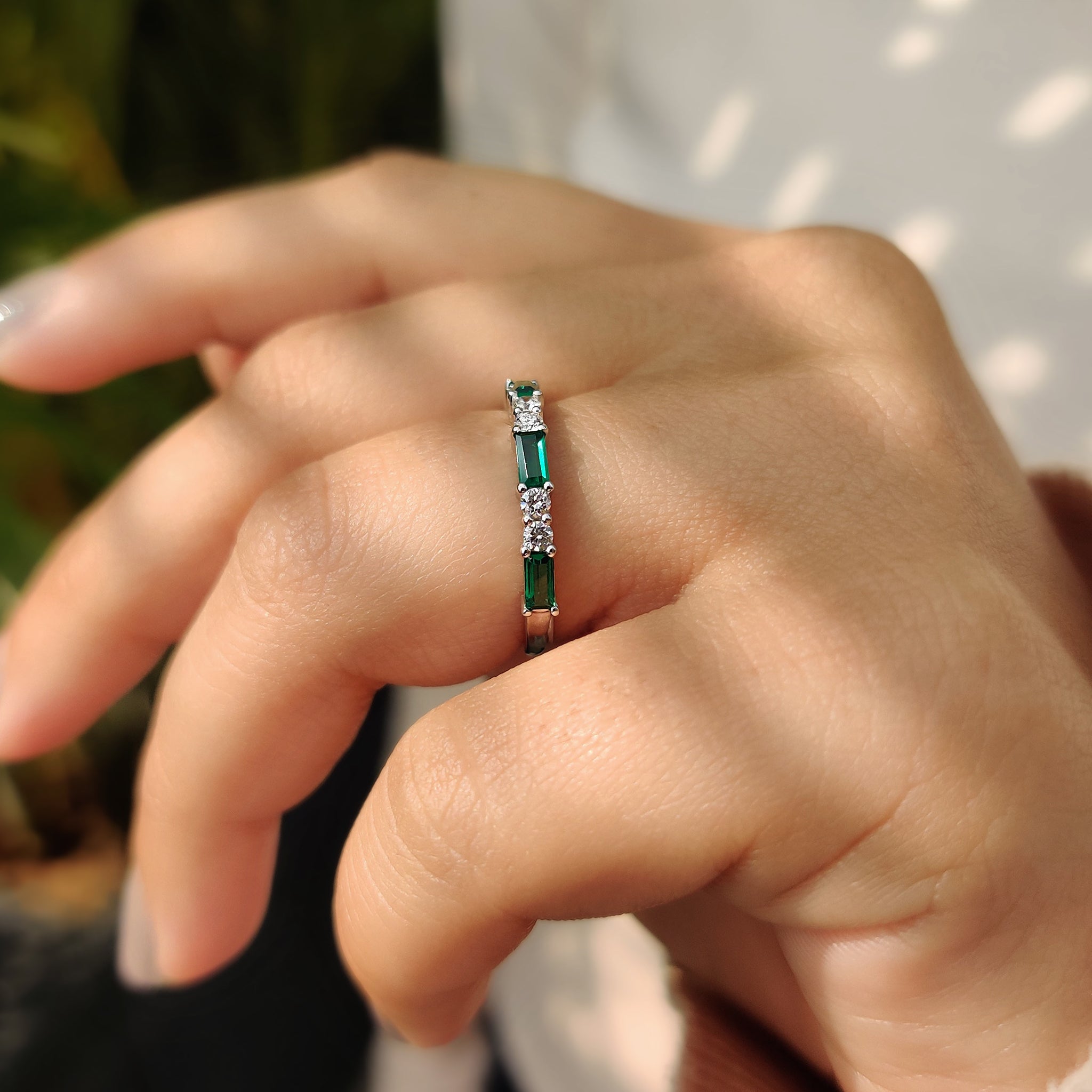 Emerald And Diamond Wedding Band In Half Eternity Imagen secundaria del producto