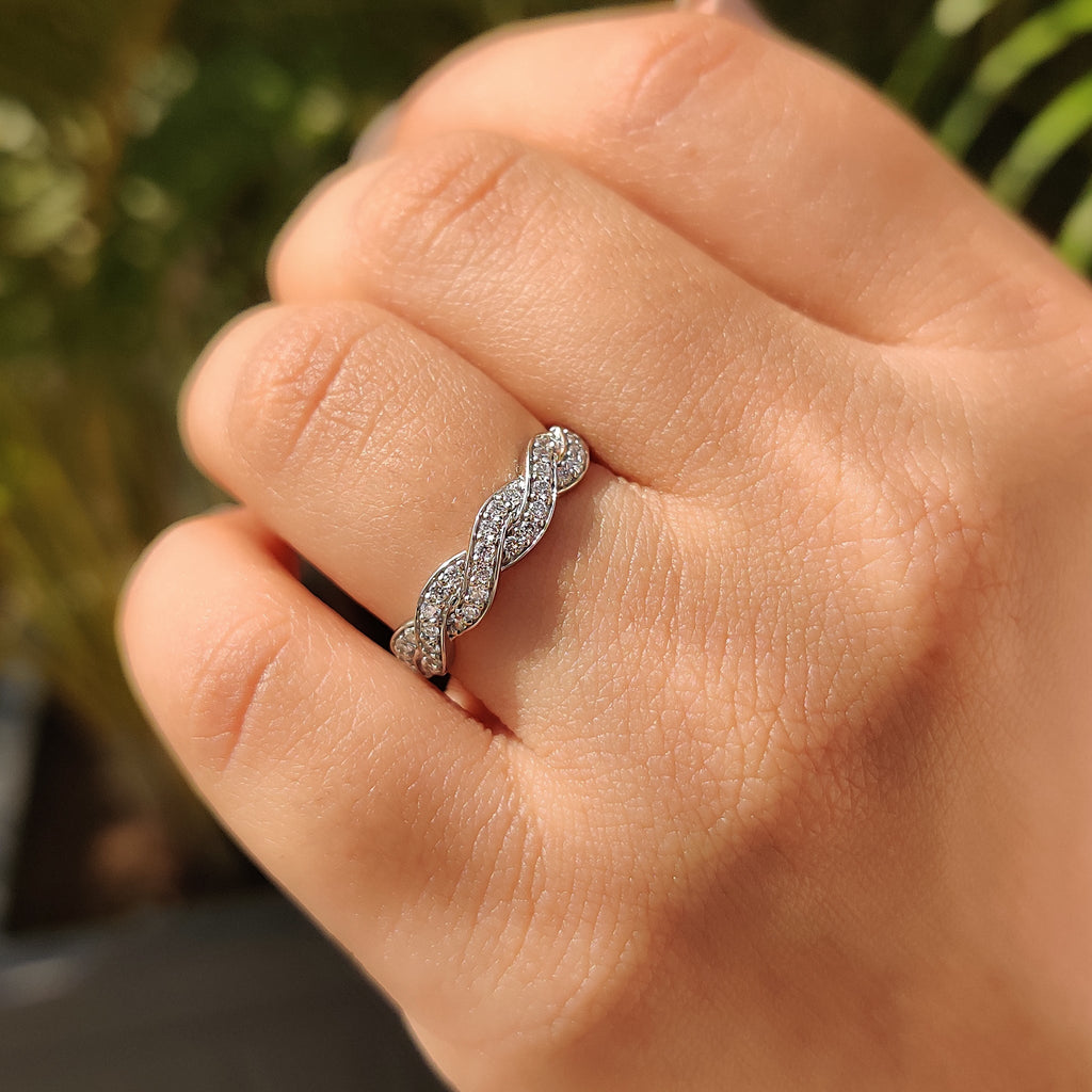 Twisted Diamond Band With Round Cut