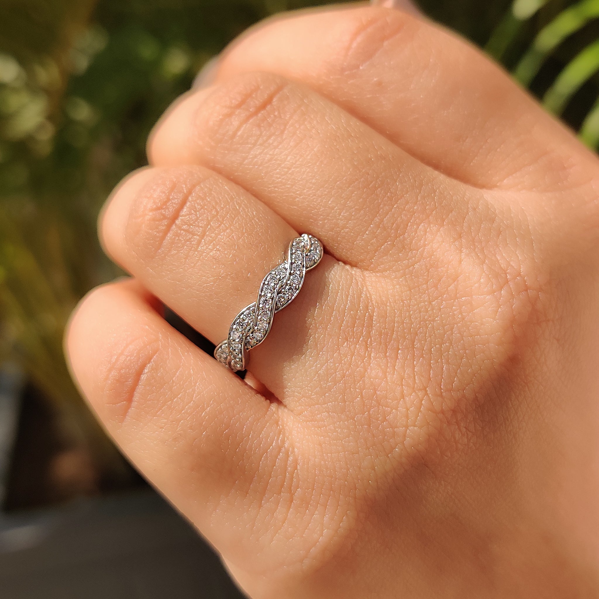 Twisted Diamond Band With Round Cut