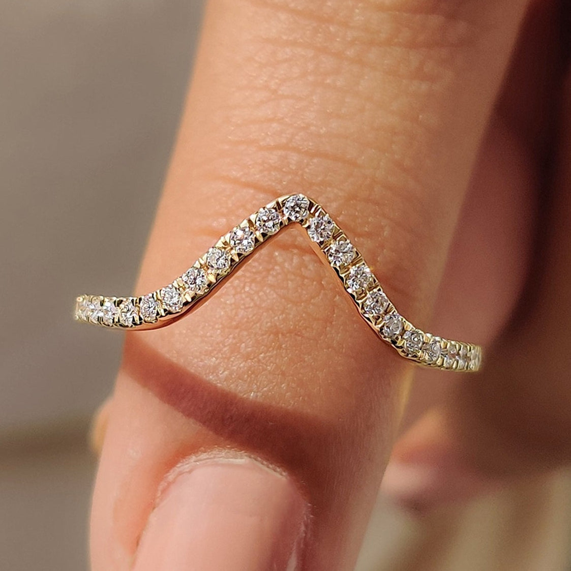 Chevron Wedding Band With Round Diamond Imagen principal del producto