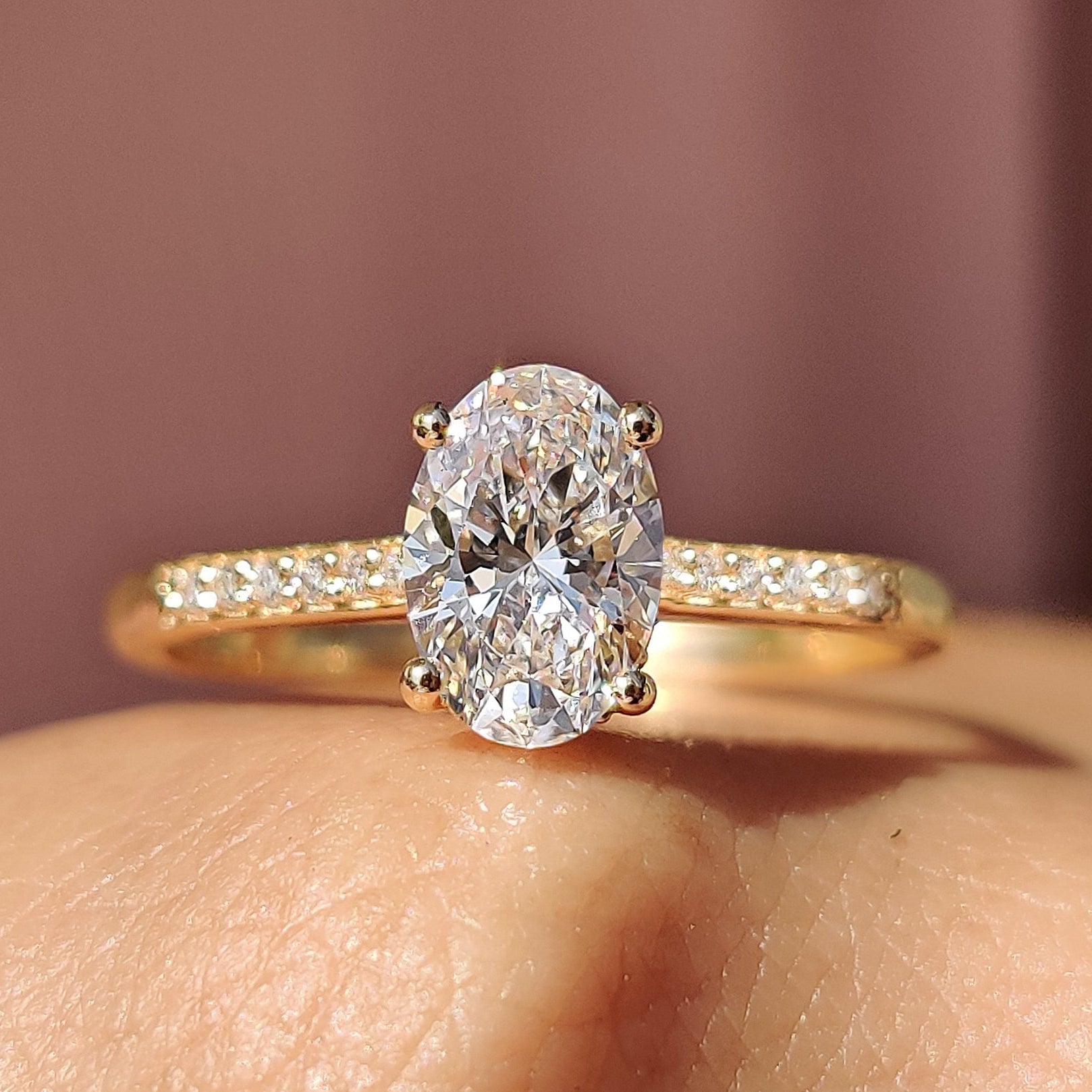 Oval Pave Engagement Ring In Yellow Gold Imagen principal del producto