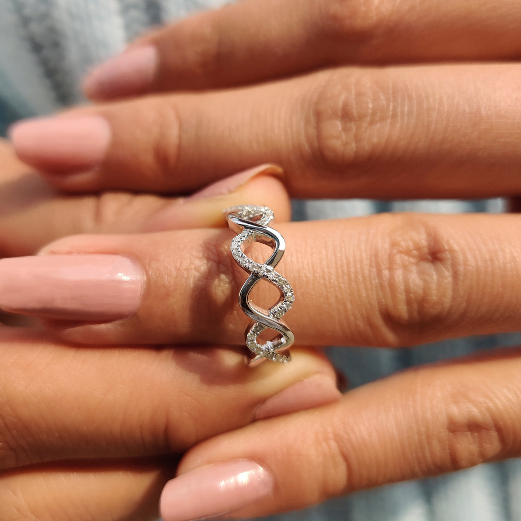 Twisted Wedding Band With Round Cut Moissanite