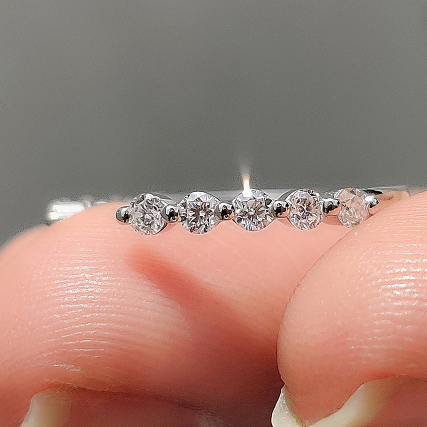 Round Cut Shared Prong Wedding Band Hauptbild
