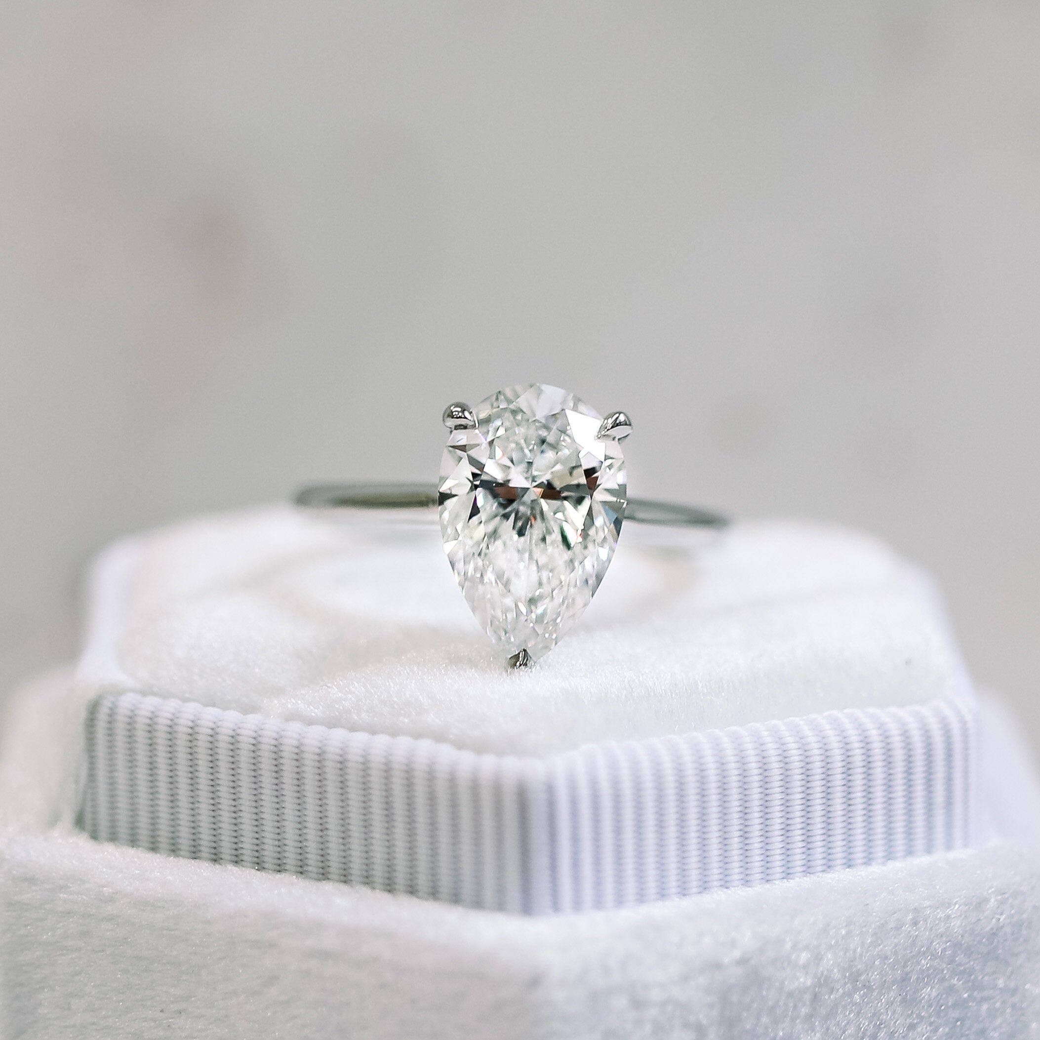 4.0 CT Pear Cut Moissanite Solitaire Engagement Ring Hauptbild
