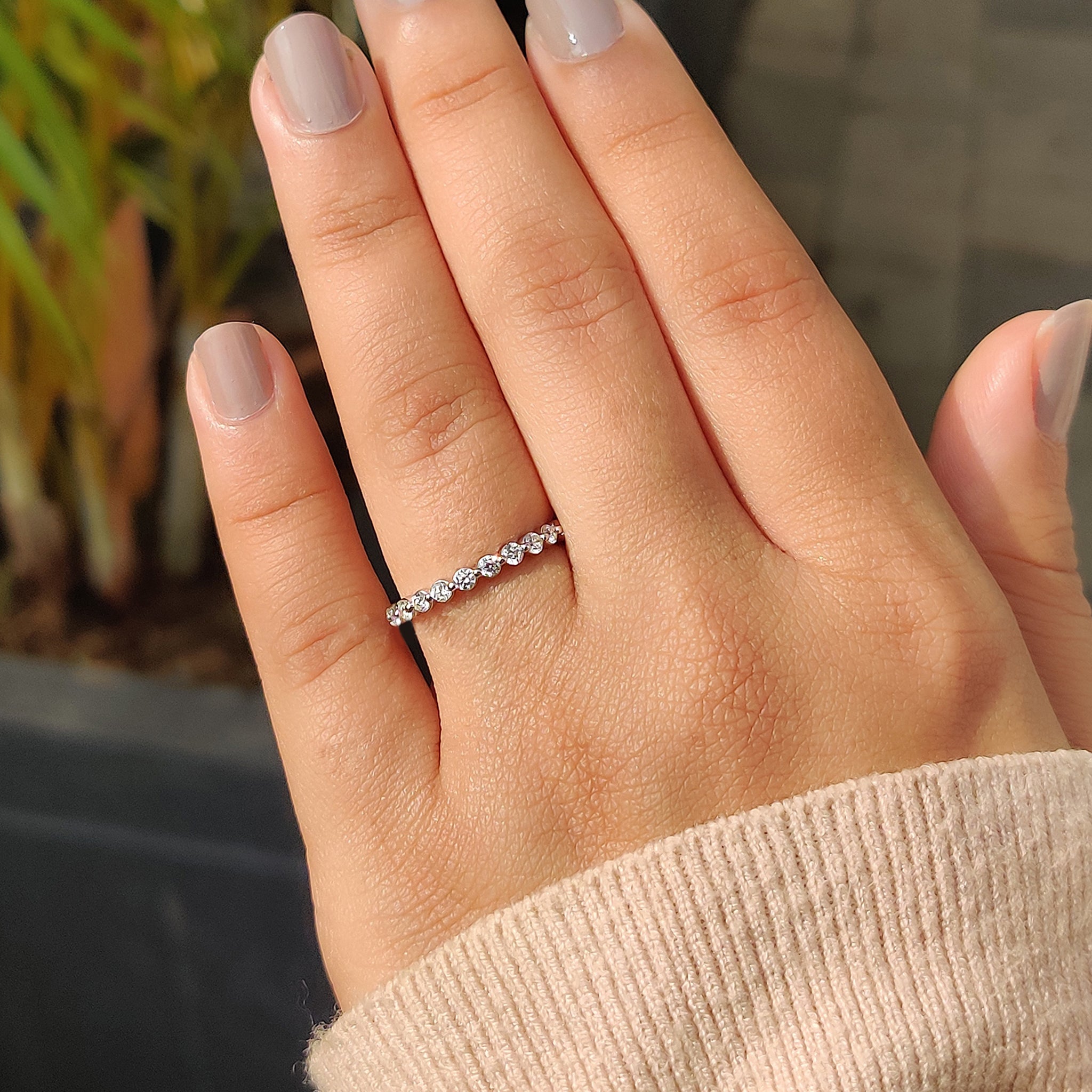 Shared Prong Eternity Round Diamond Wedding Band Immagine secondaria del prodotto
