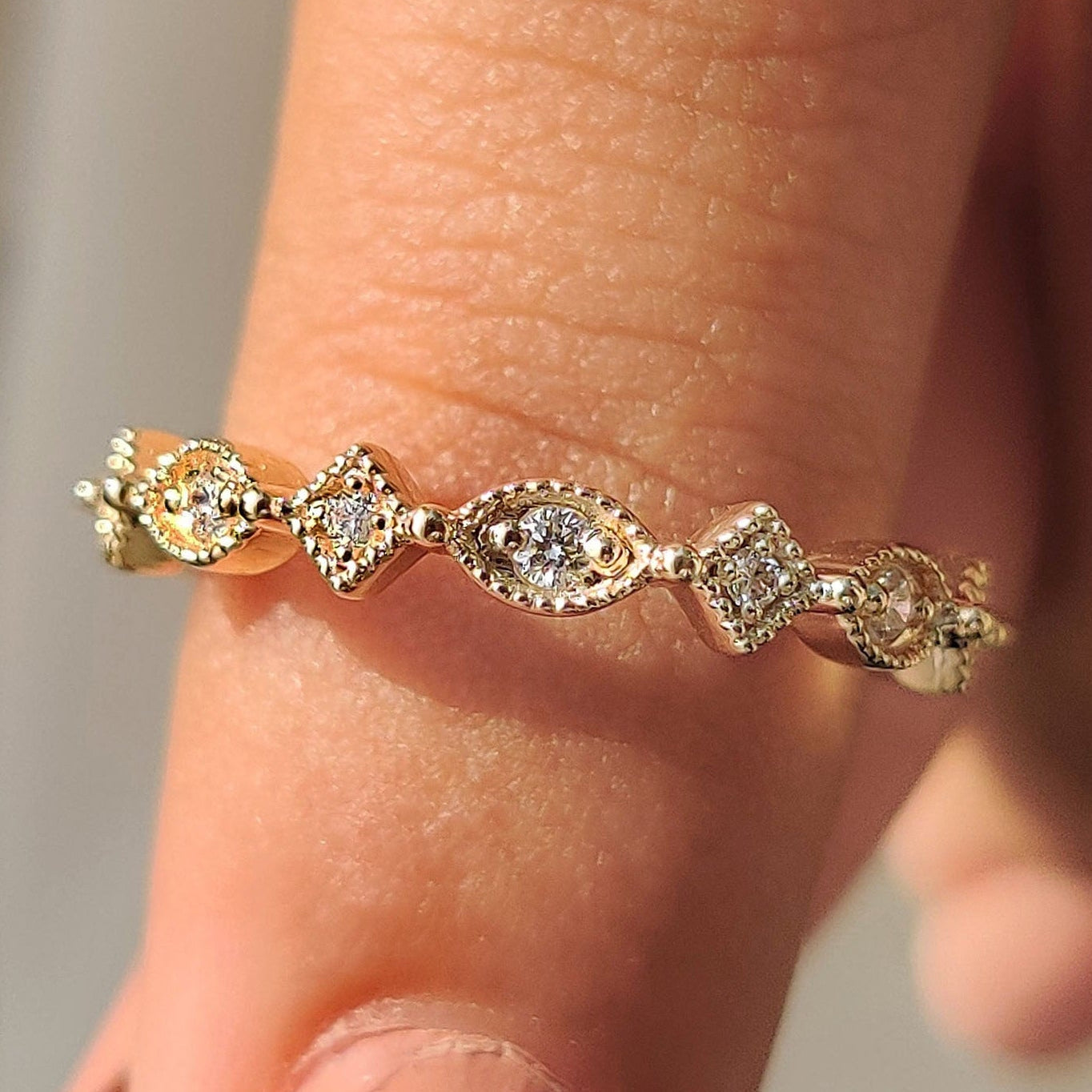 Round Cut Yellow Gold Diamond Wedding Band With Marquise Outline Hauptbild