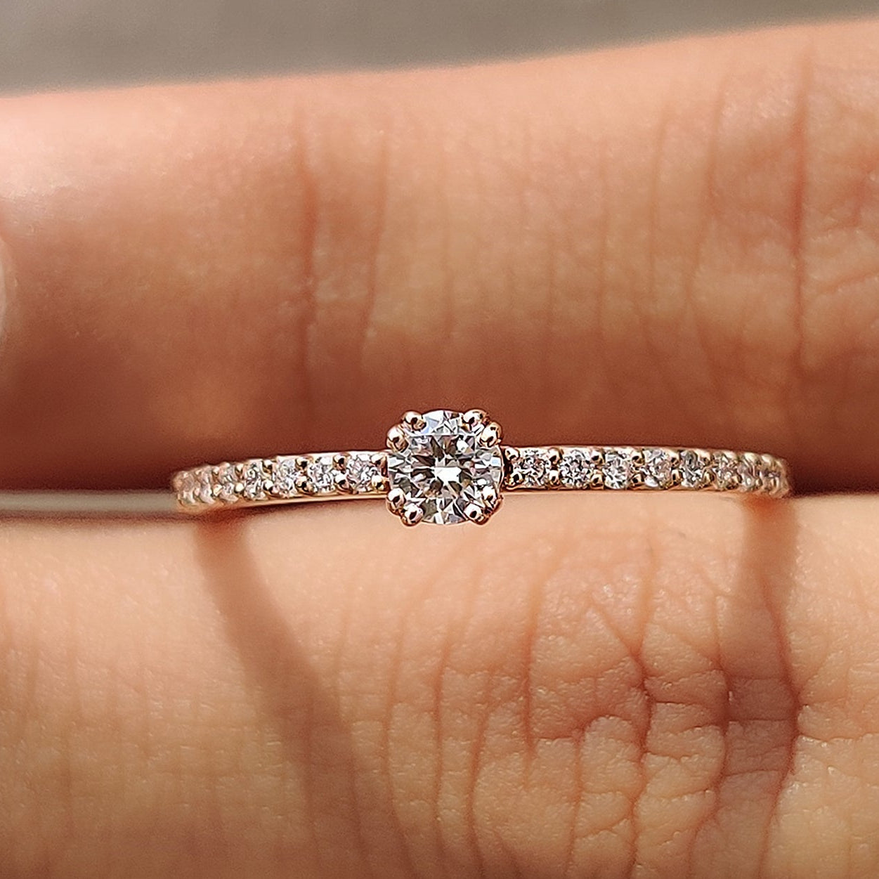 Round Cut Pave Diamond Ring Immagine principale del prodotto