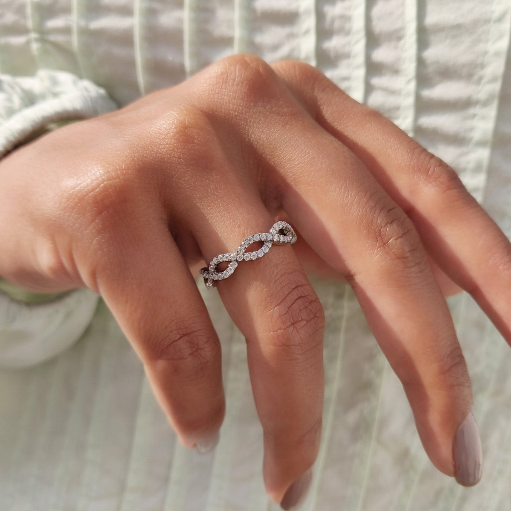 Round Cut Twisted Wedding Band